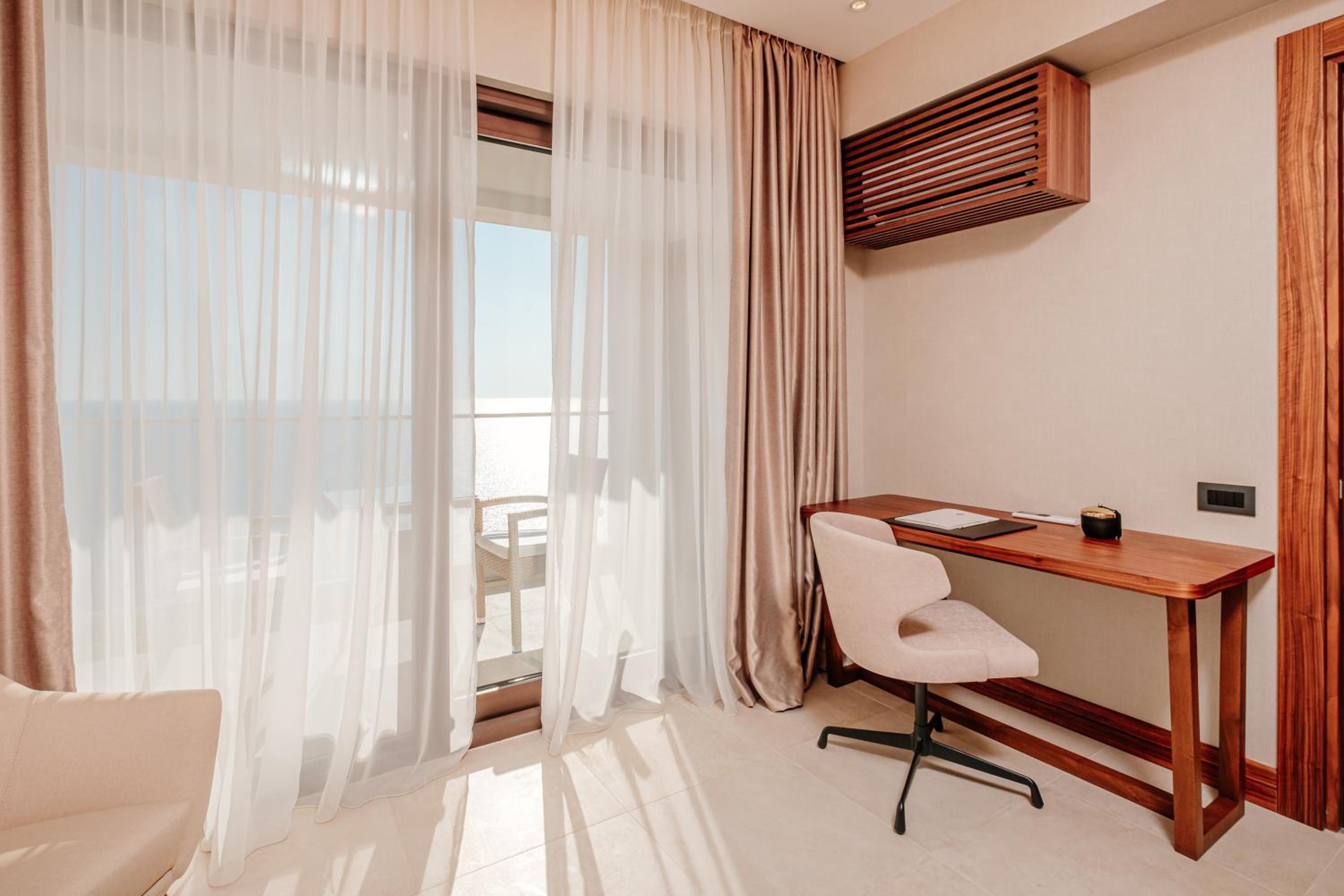 Deluxe Suite with Sea View - Photo 10