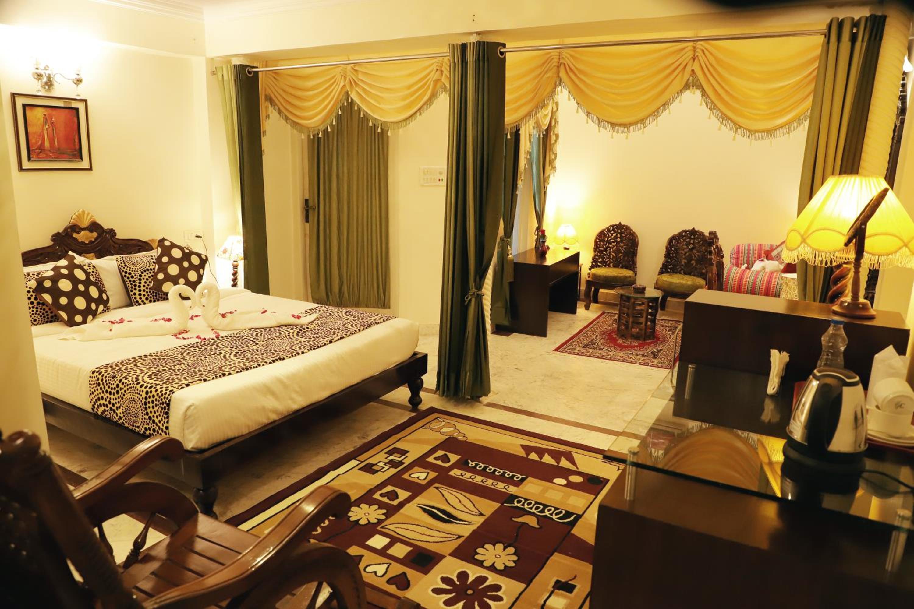 Queen Suite with Spa Bath