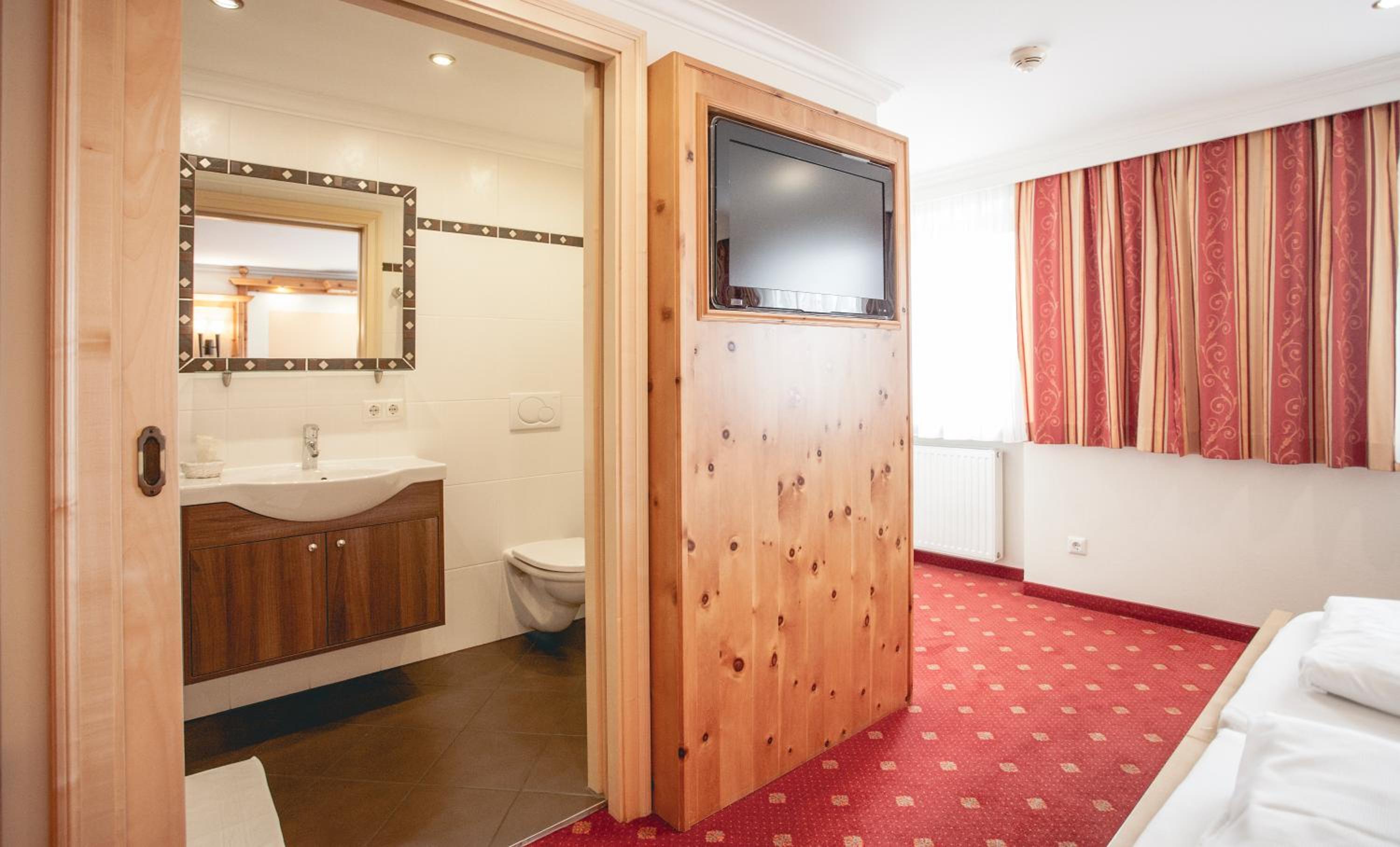 Double Room with Private Bathroom - Photo 11