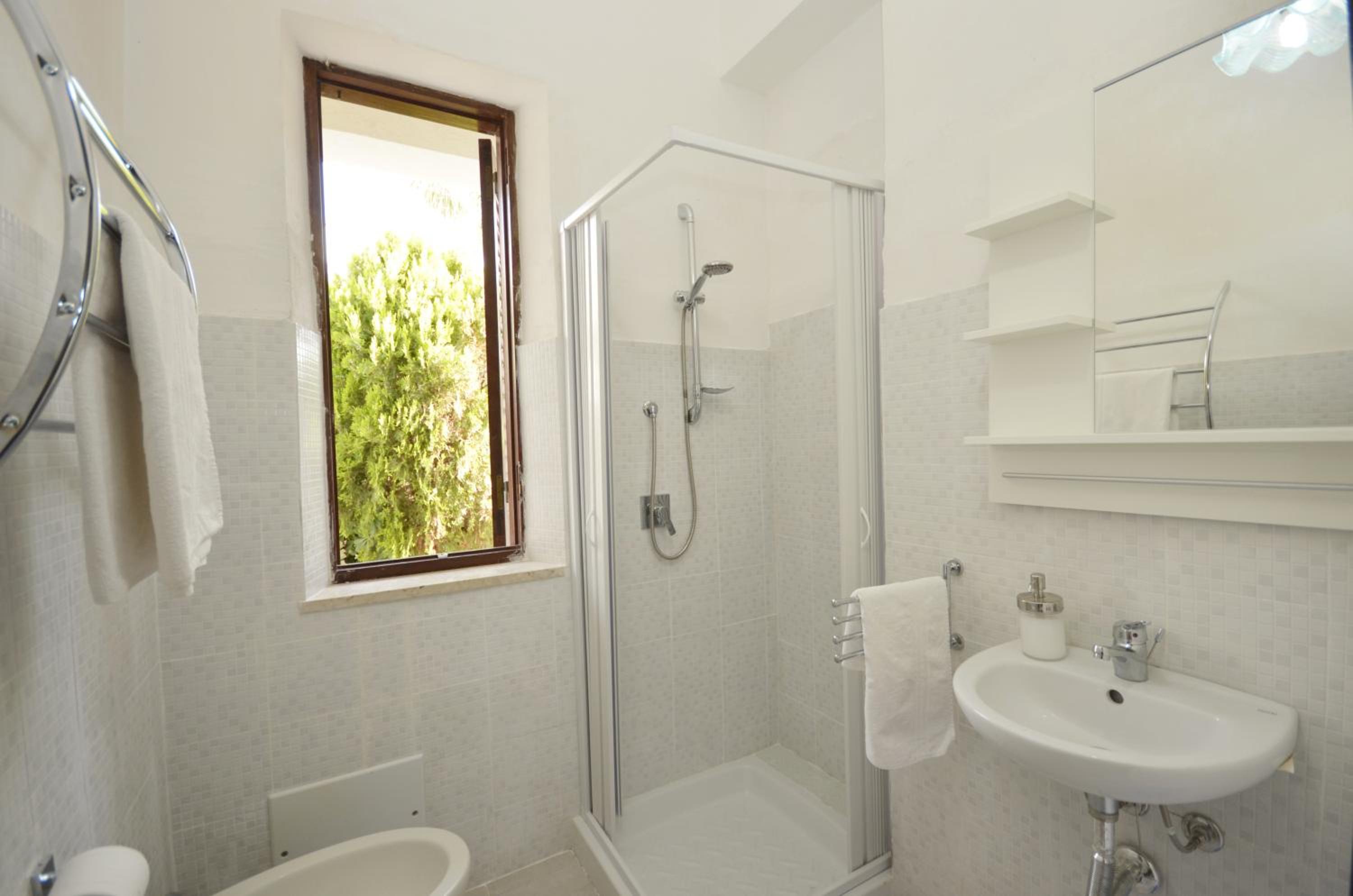 Double Room - Photo 9