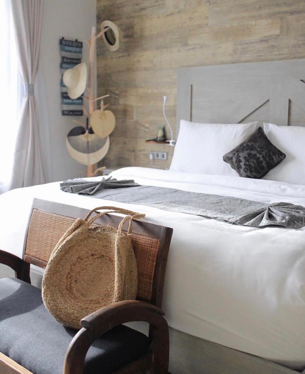 King Suite with Pool View - Photo 19