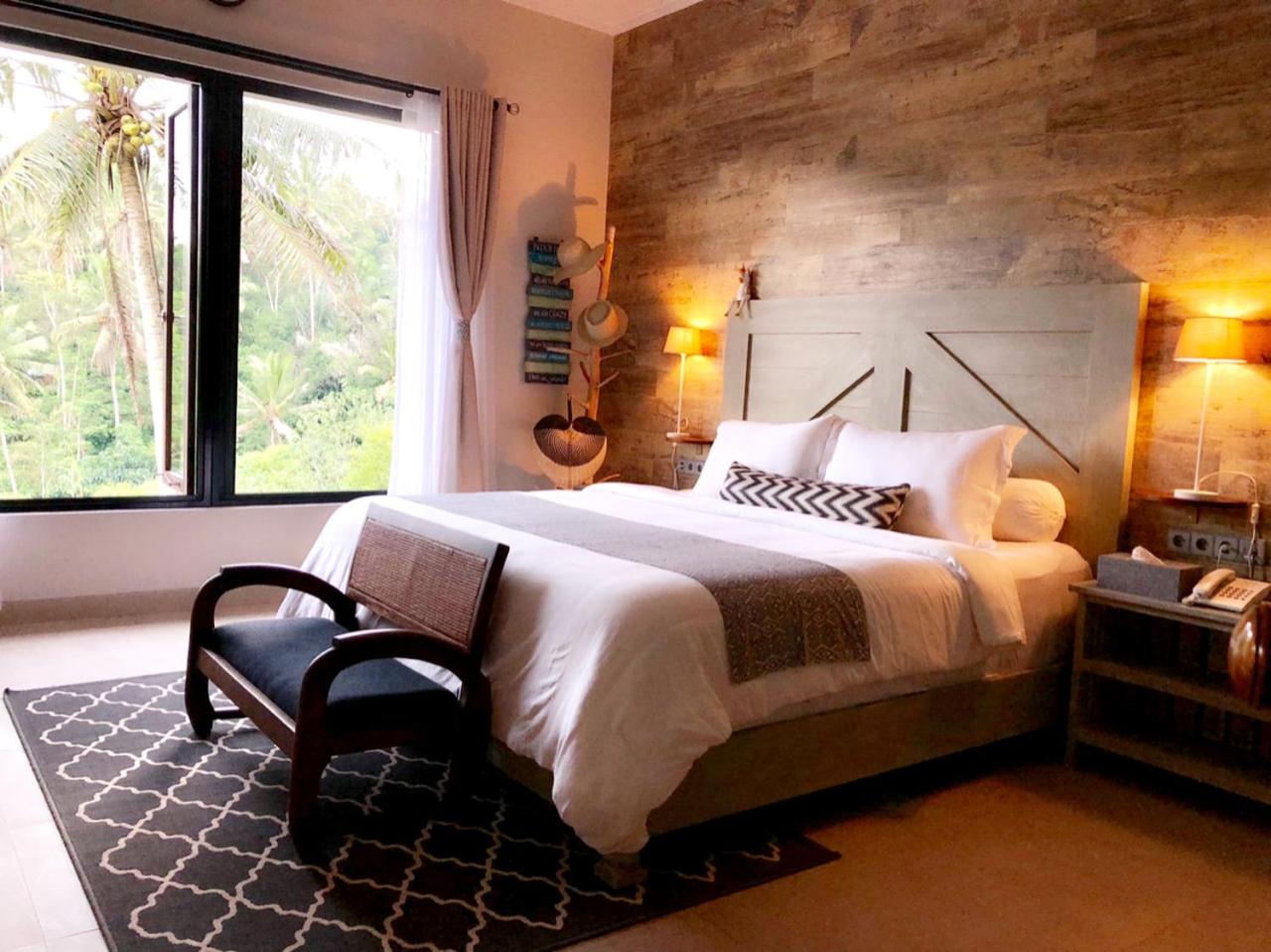 King Suite with Pool View - Photo 20