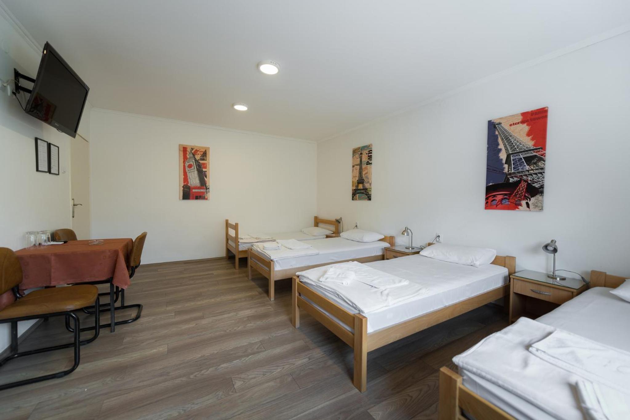 Standard Quadruple Room - Photo 8