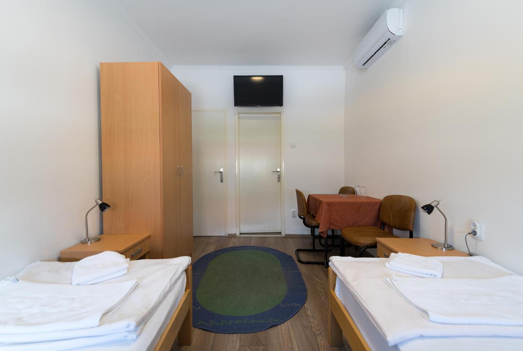 Twin Room - Photo 7