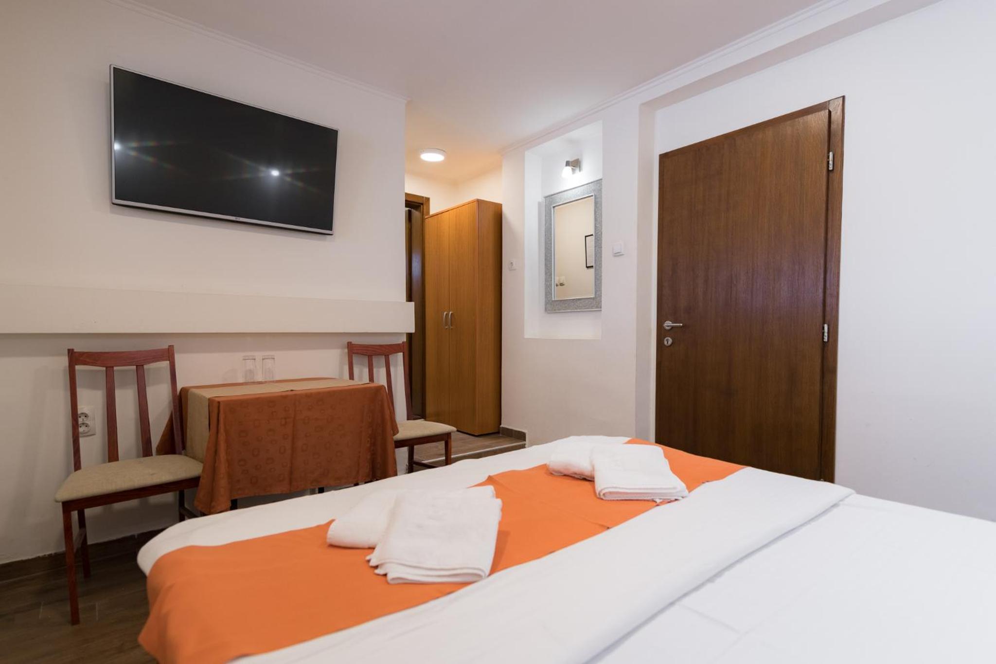Double Room - Photo 7