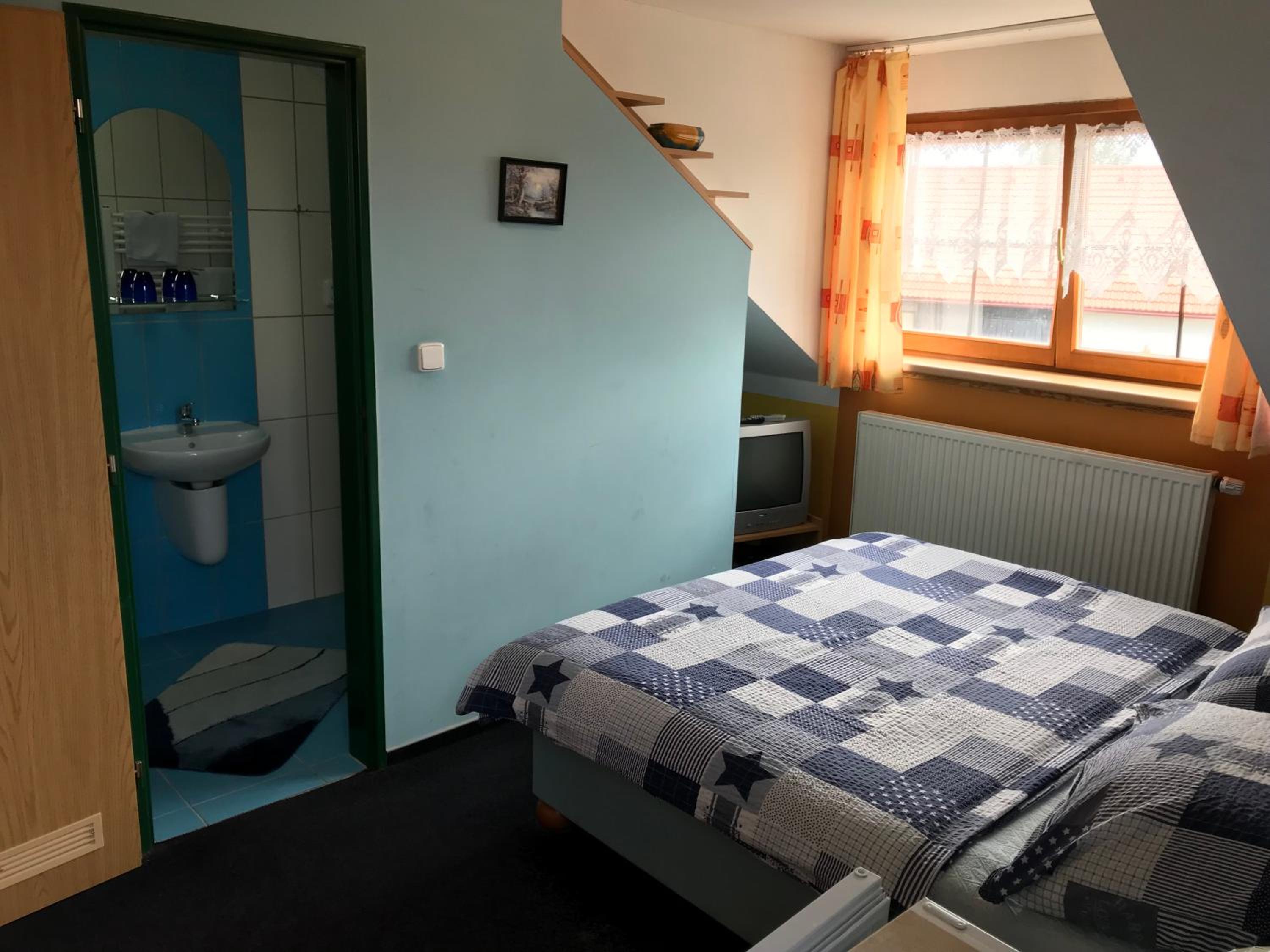 Double Room with Balcony - Photo 18