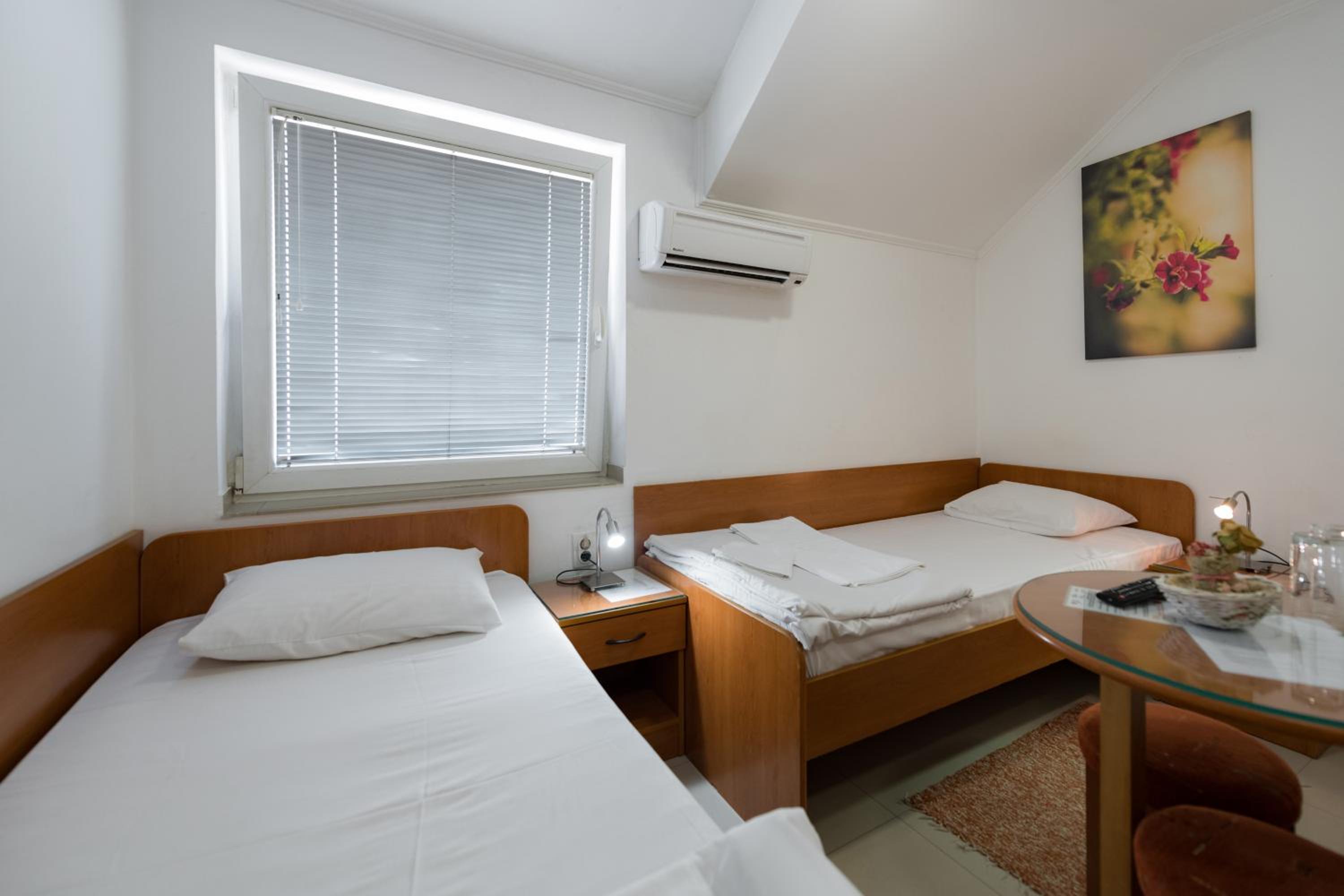 Twin Room - Photo 4