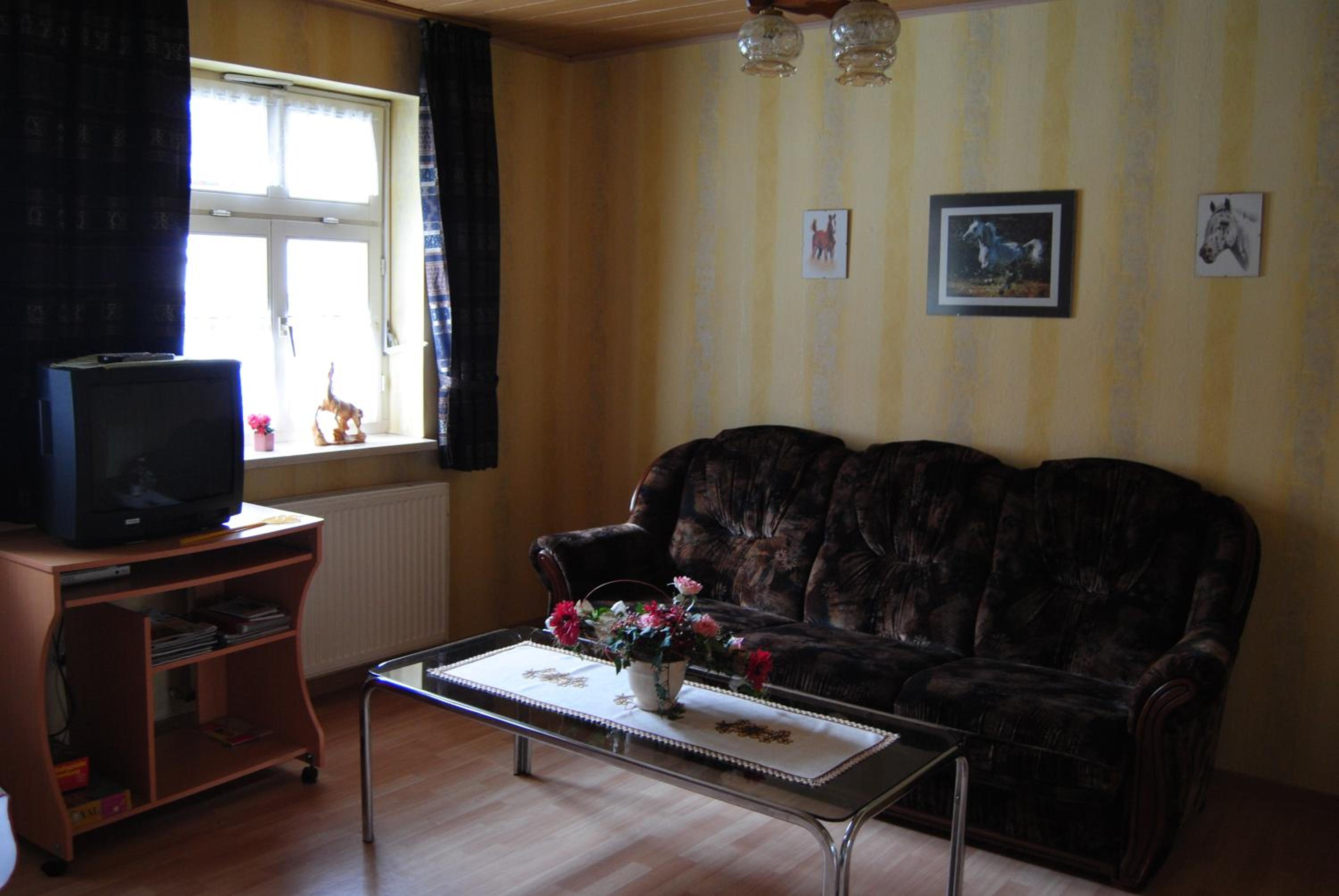 Large Family Room photo 2