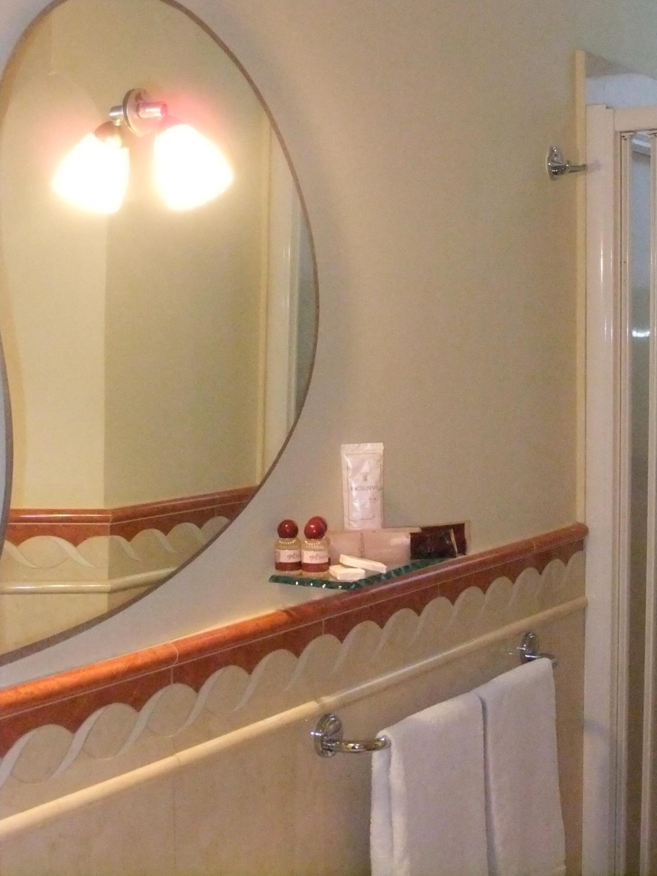 Double Room with Balcony - Photo 7
