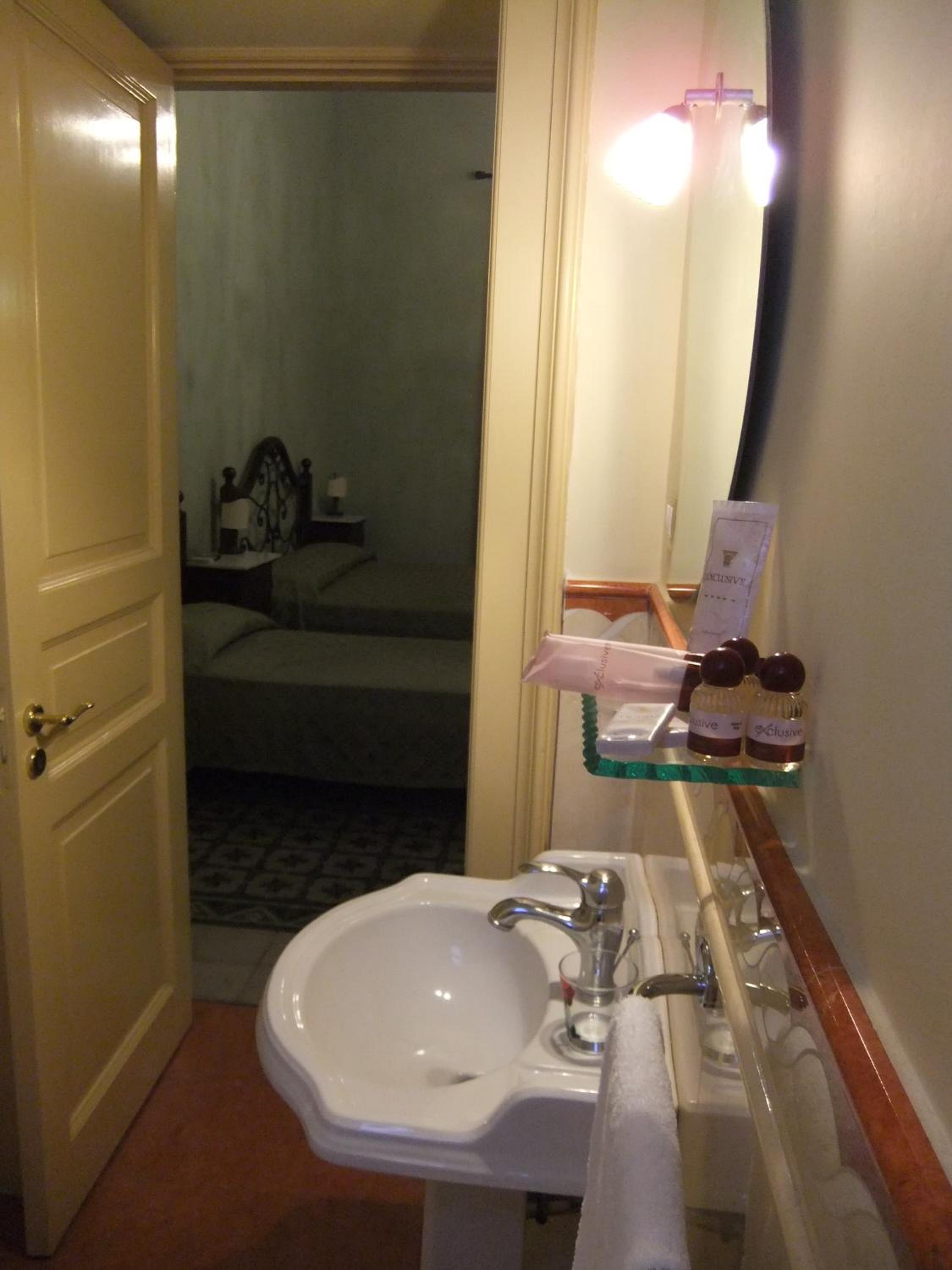 Double Room with Balcony - Photo 8