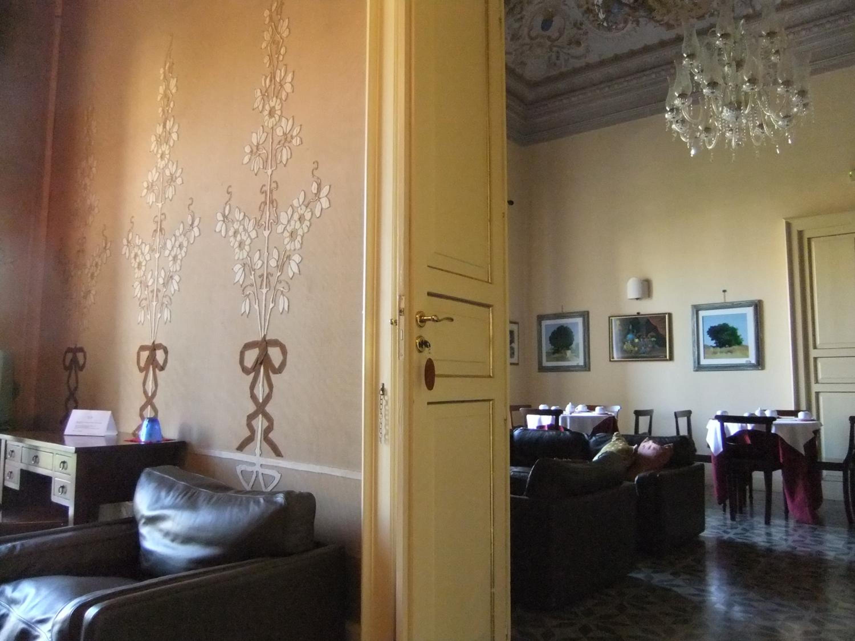 Double Room with Balcony - Photo 5