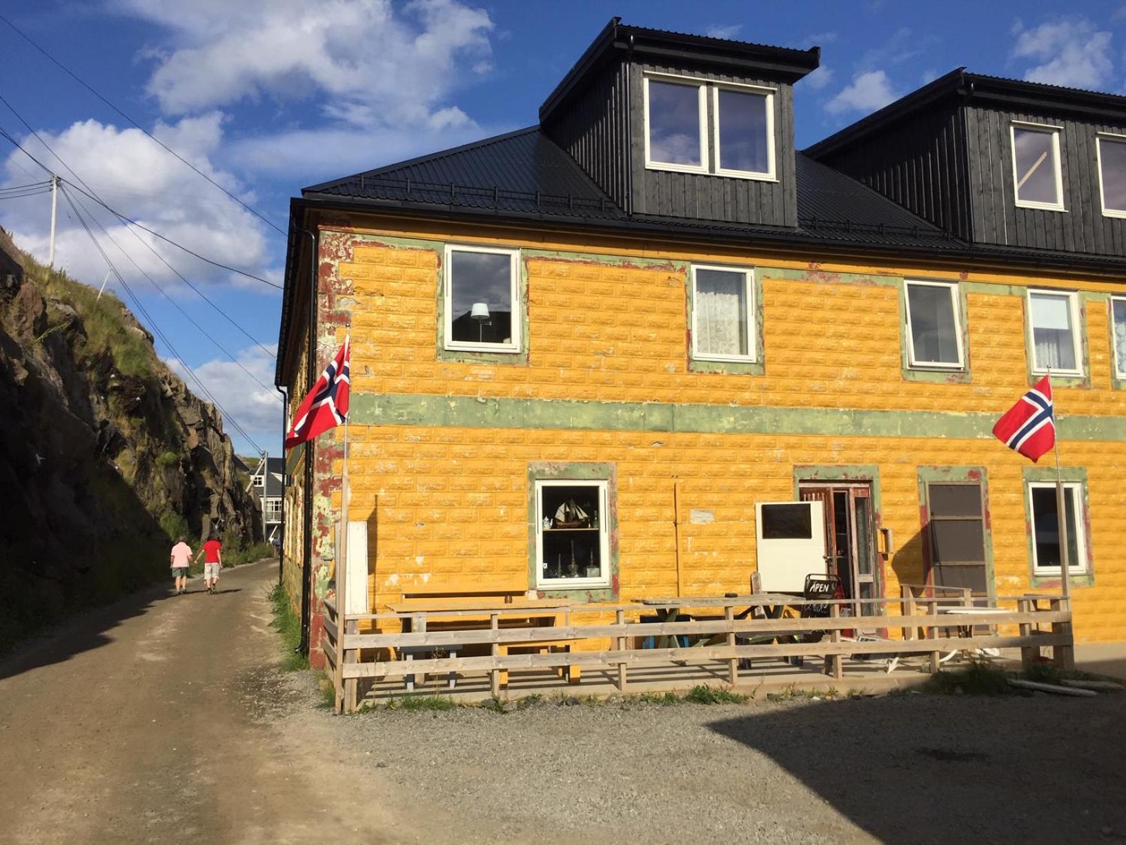 Apartment with Mountain View - Photo 4