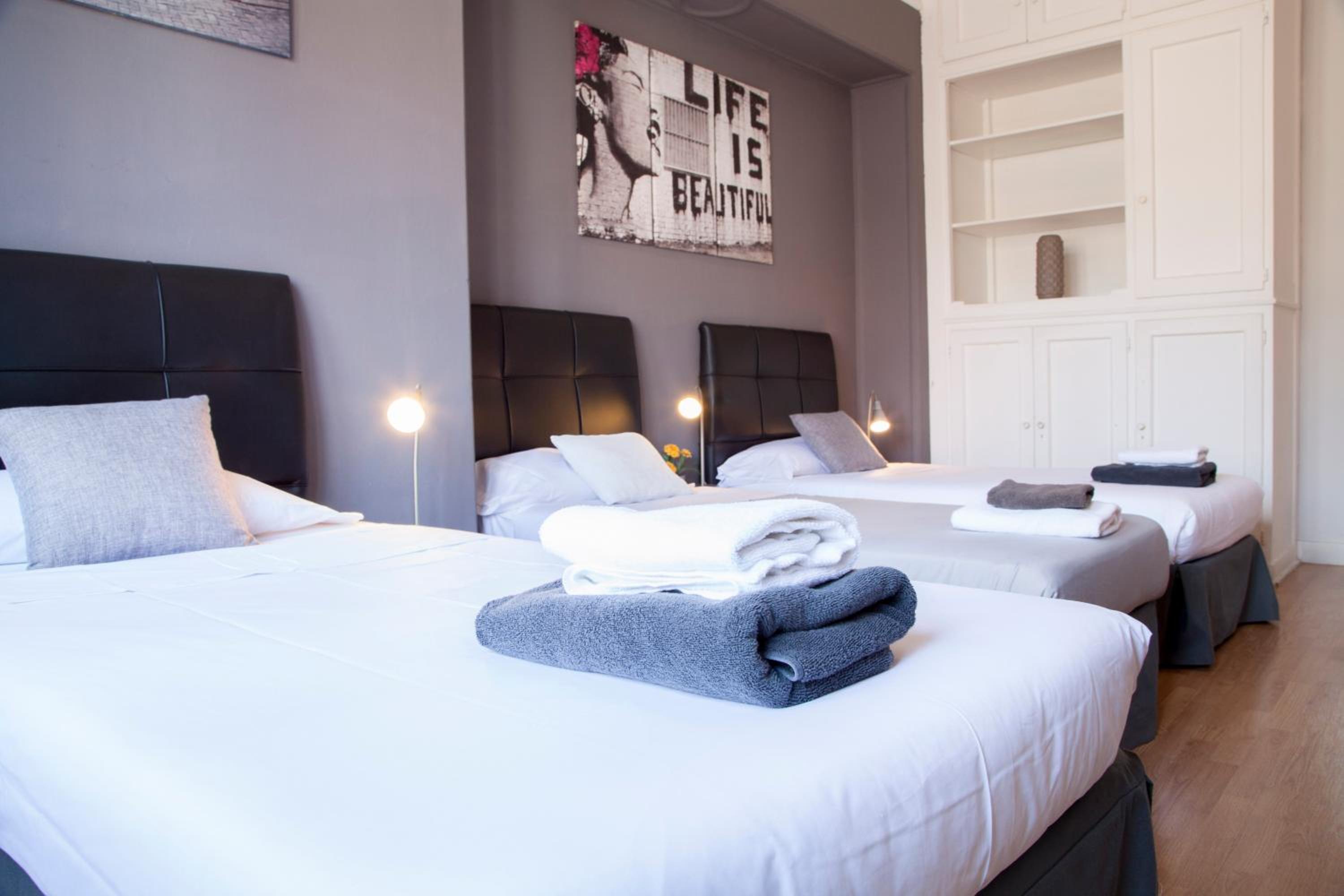 Triple Room with Private Bathroom - 3 single beds photo 3