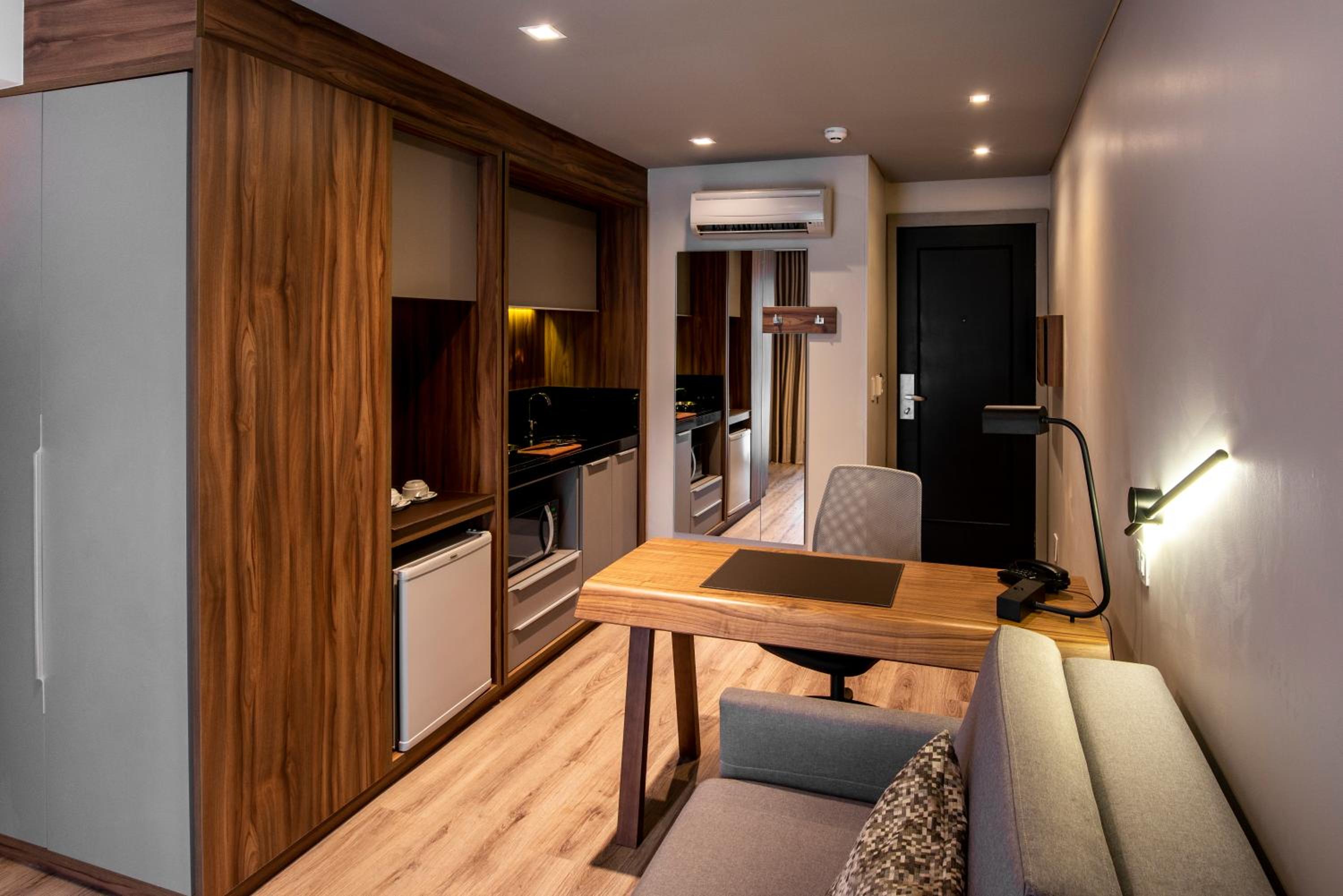 Executive Apartment with King Bed and Kitchen - Photo 2