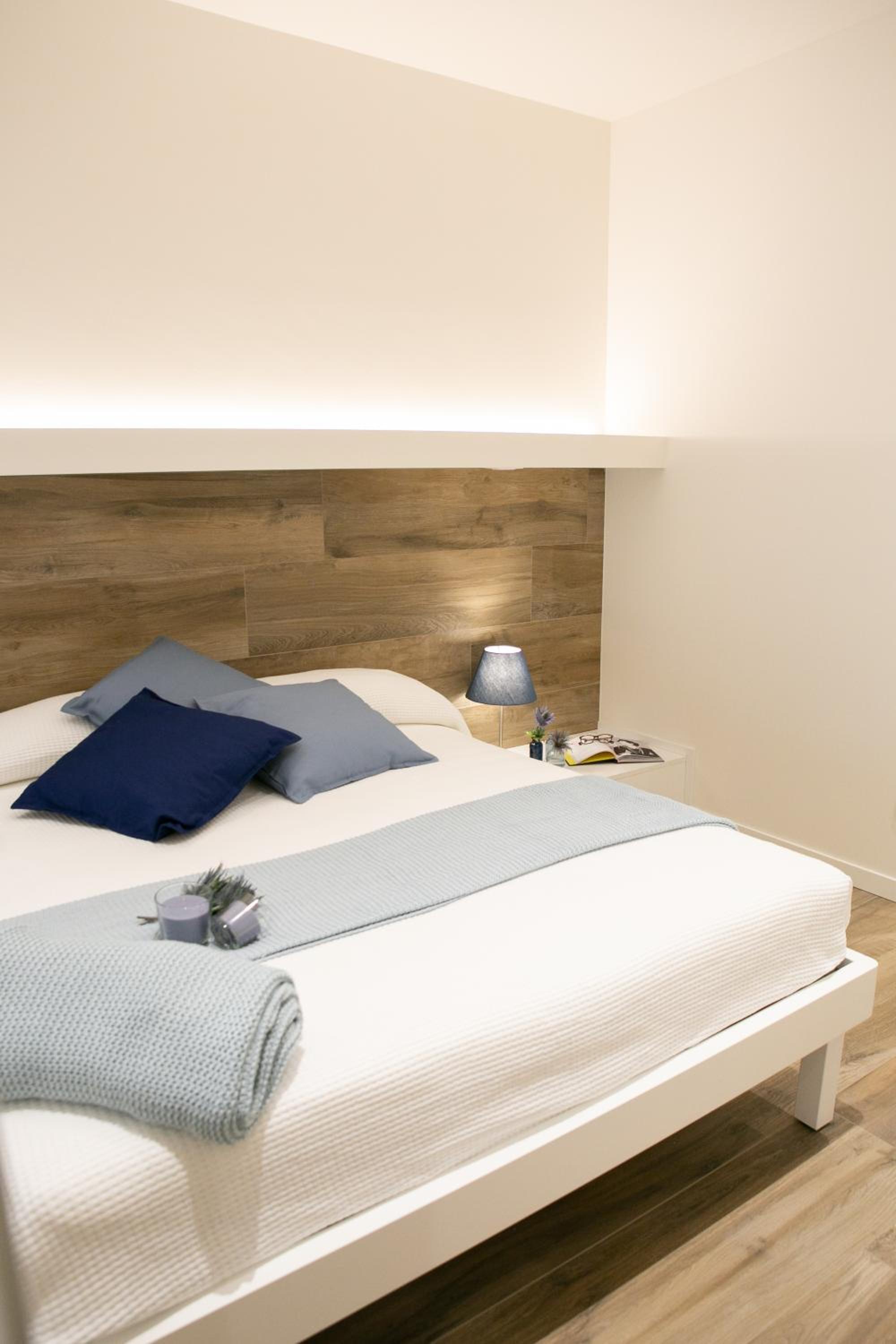 Standard King Room - Photo 10