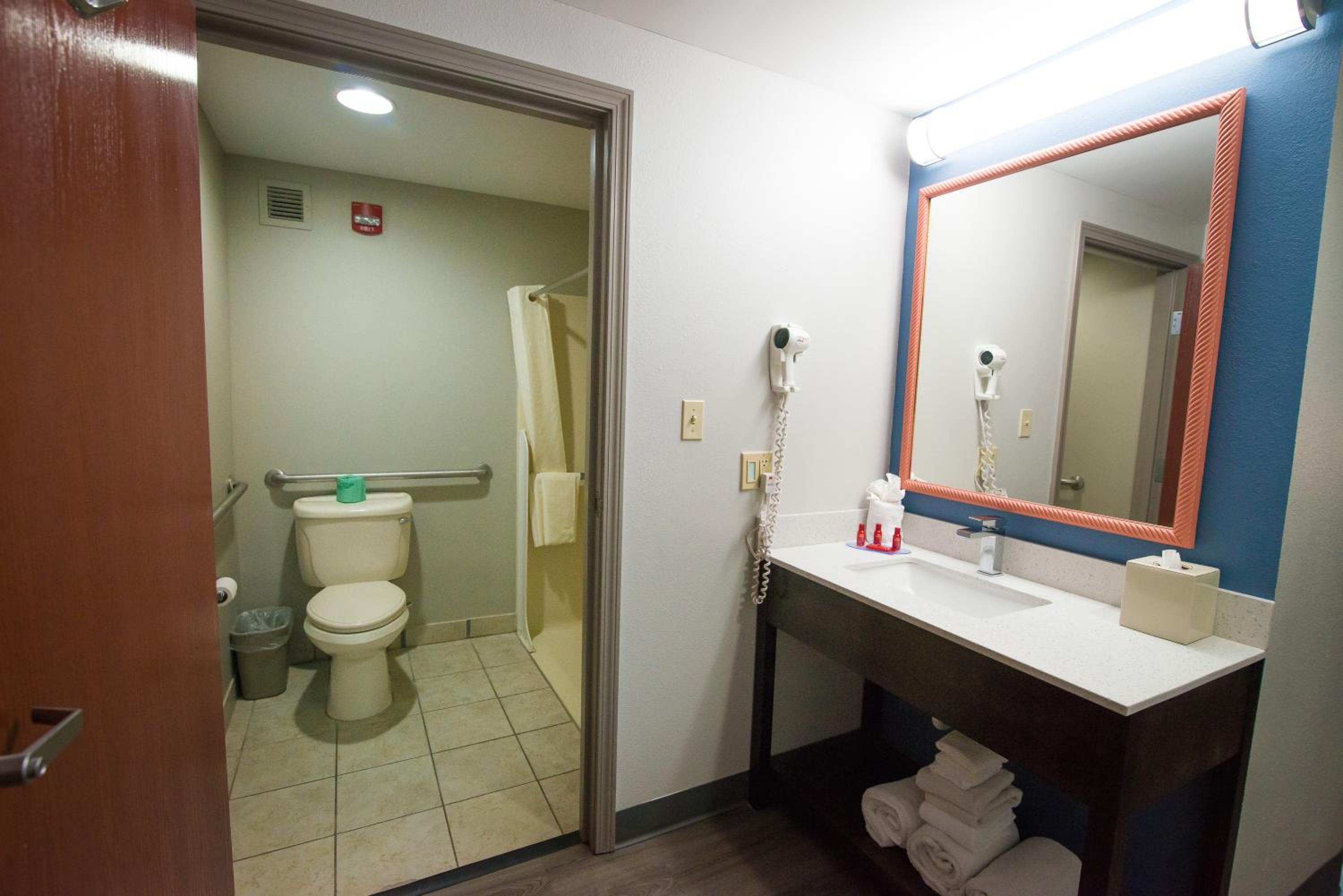 Queen Room with Two Queen Beds and Bath Tub - Disability Access - Photo 3