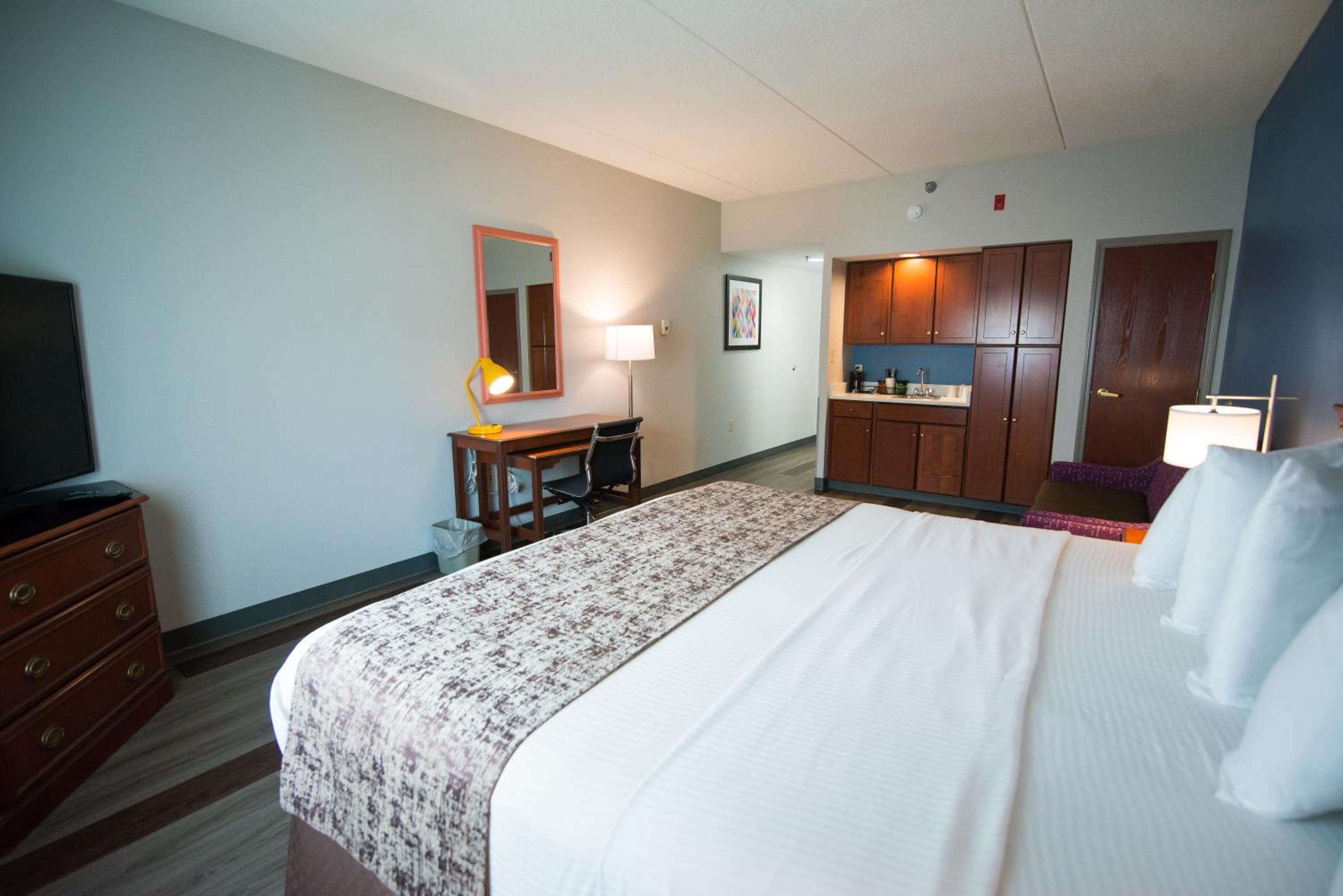 King Room with Sofa Bed - Photo 9