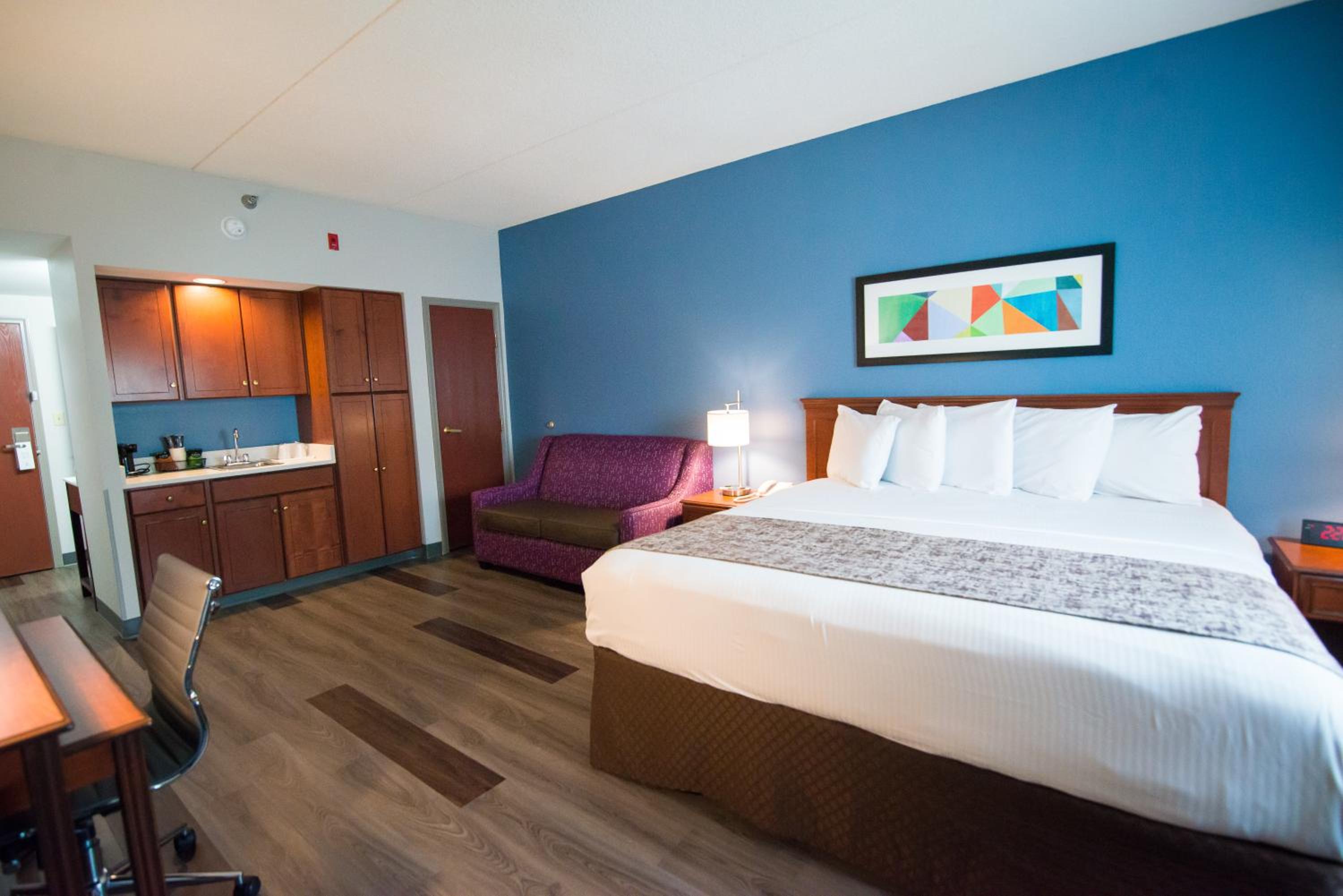 King Room with Sofa Bed - Photo 3