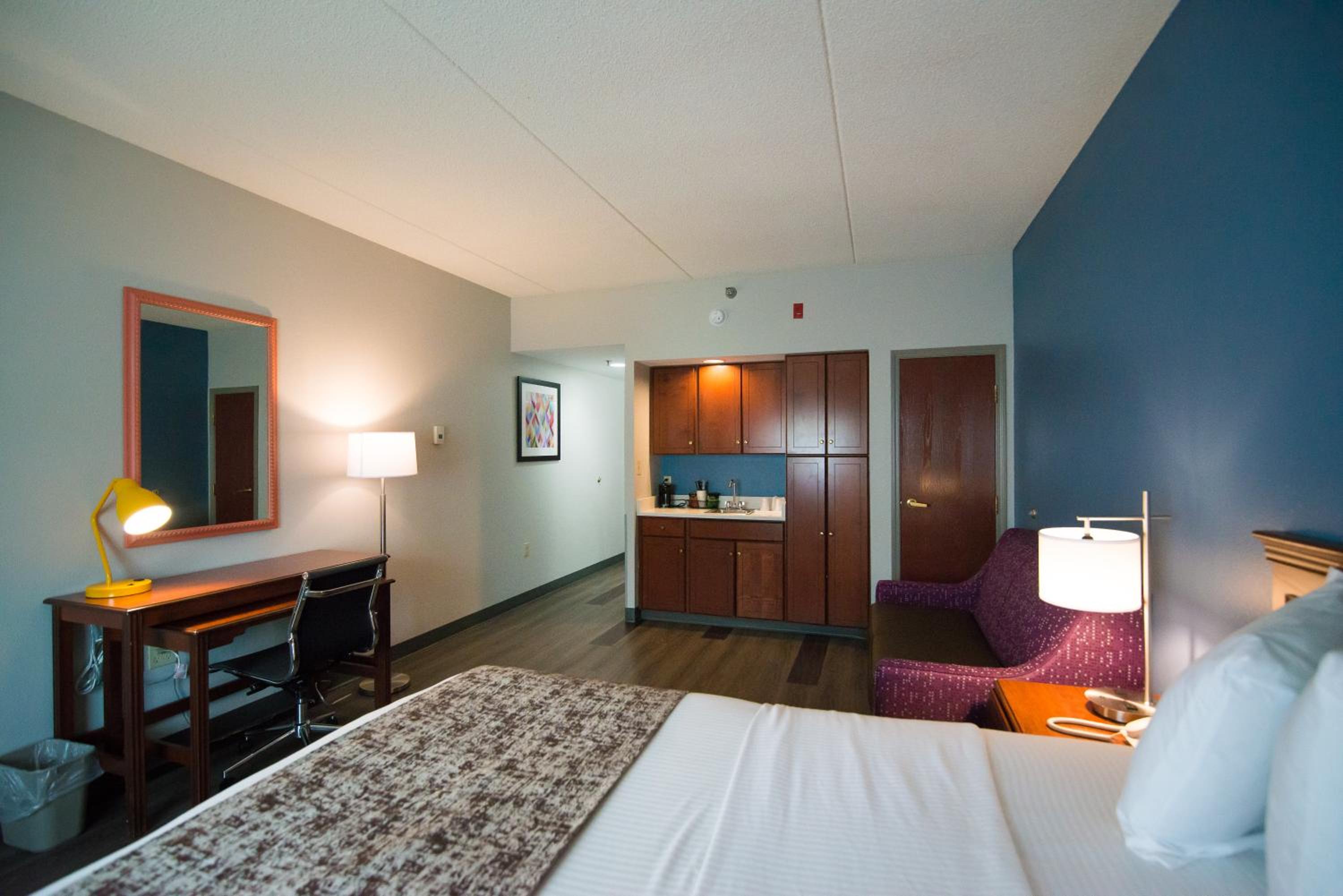 King Room with Sofa Bed - Photo 4