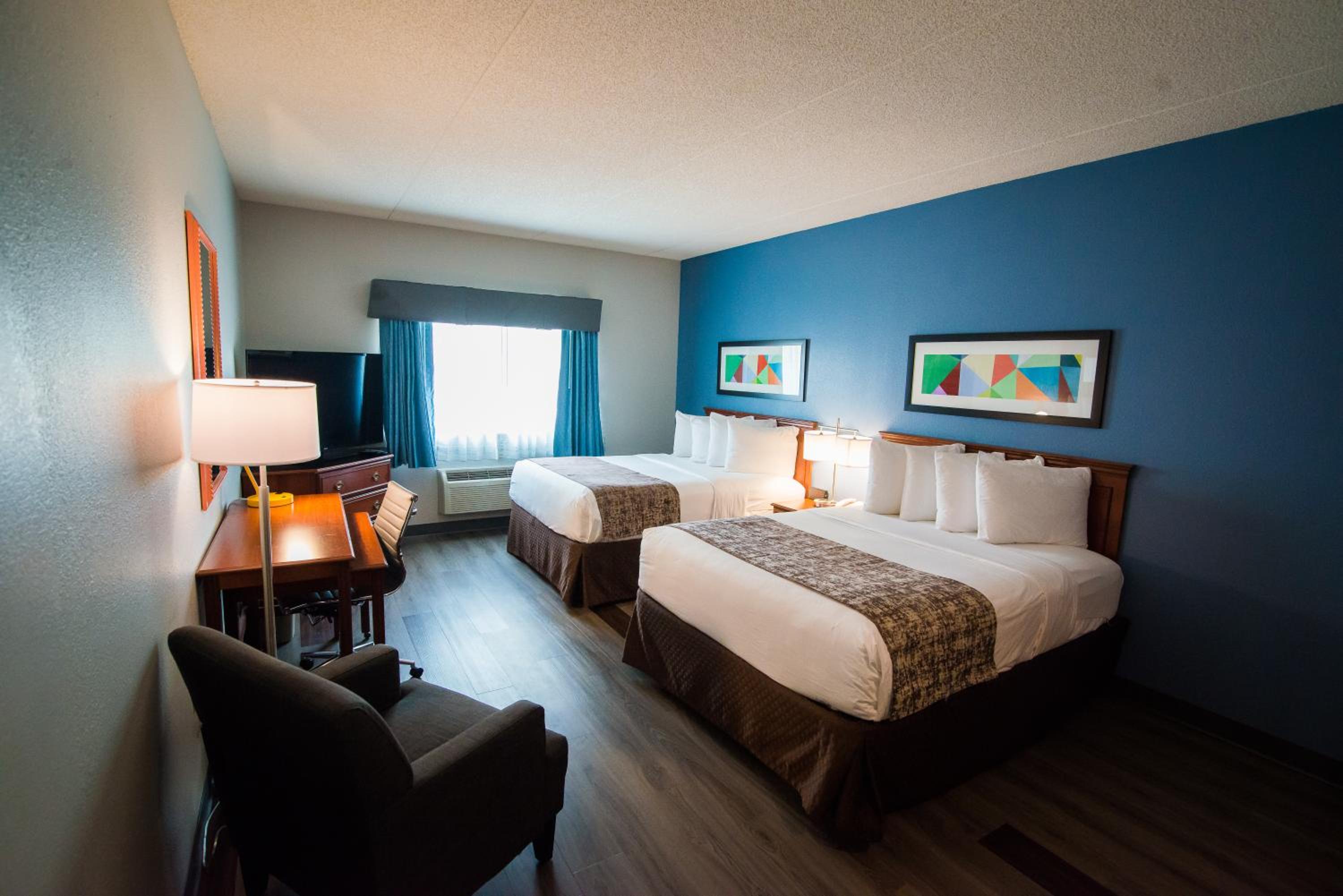 Queen Room with Two Queen Beds - Photo 5