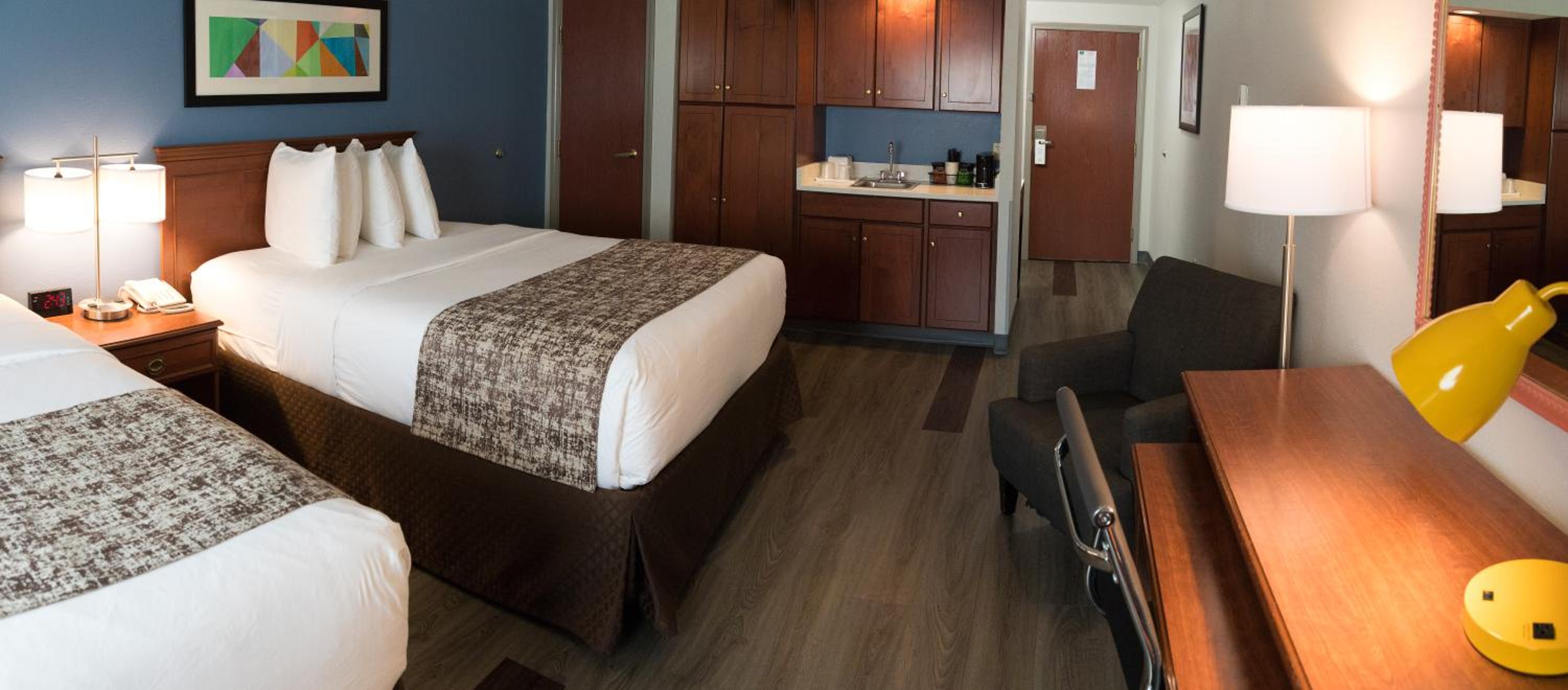Queen Room with Two Queen Beds - Photo 4