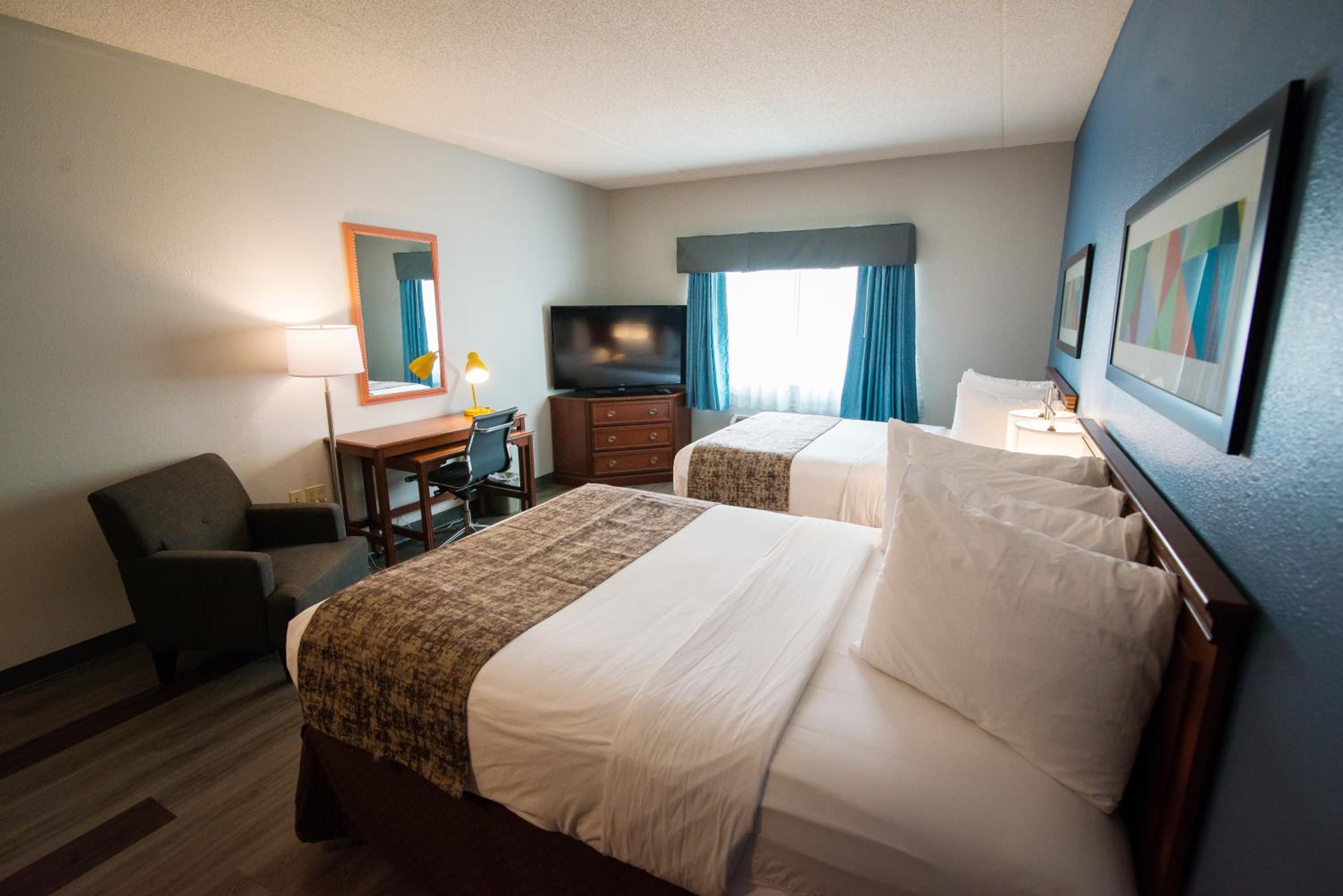 Queen Room with Two Queen Beds - Photo 2