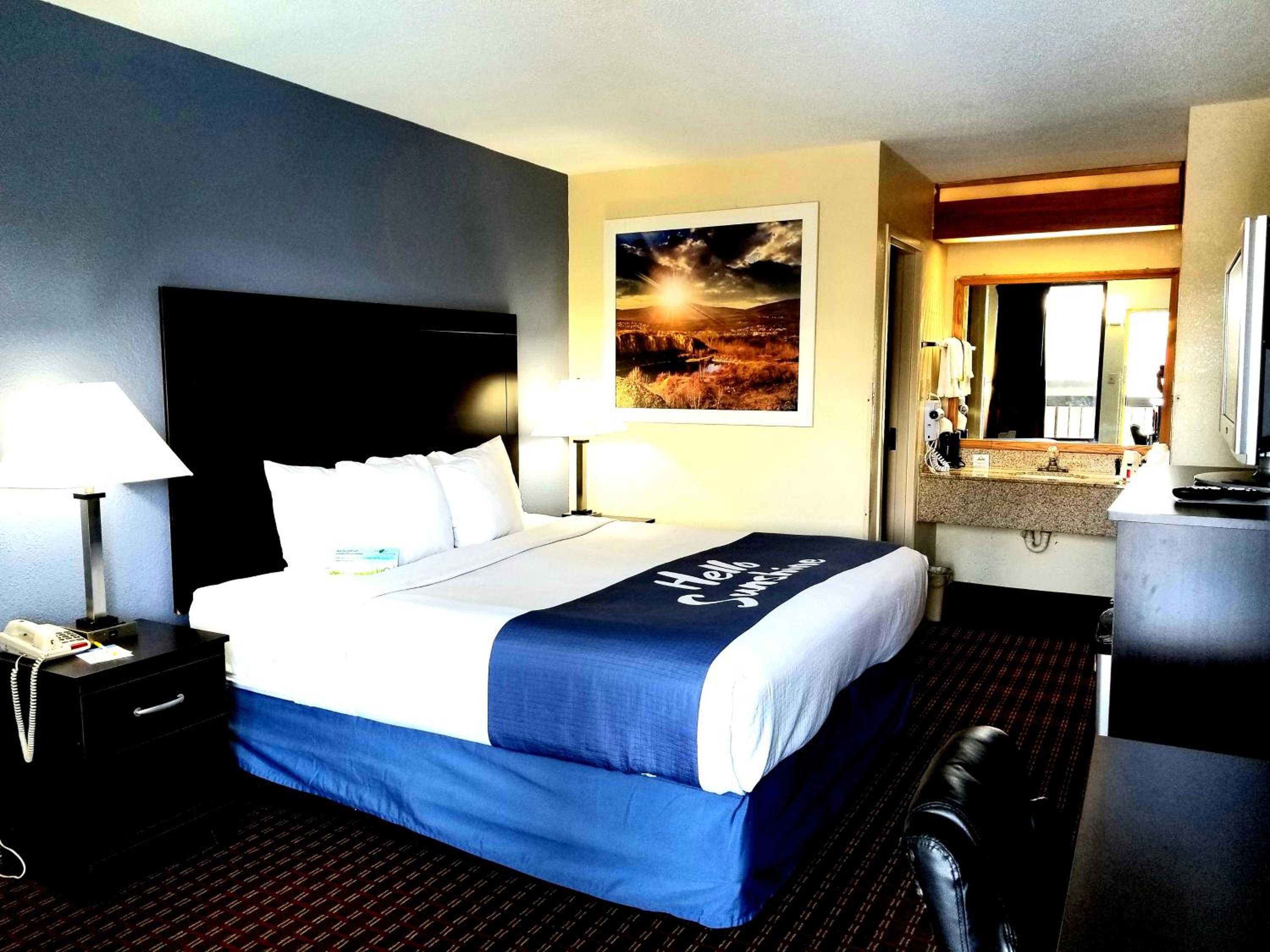 Queen Room - Non-Smoking - Photo 2