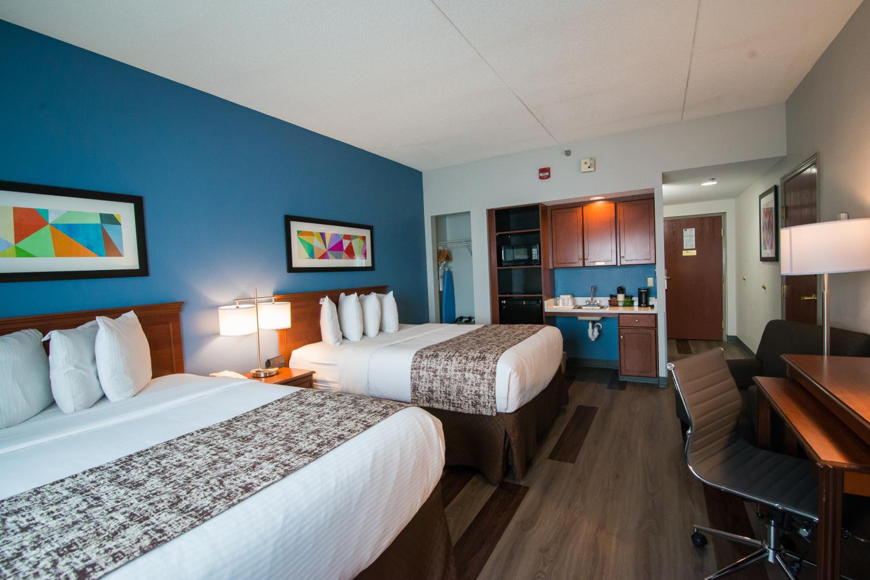 Queen Room with Two Queen Beds and Bath Tub - Disability Access - Photo 6