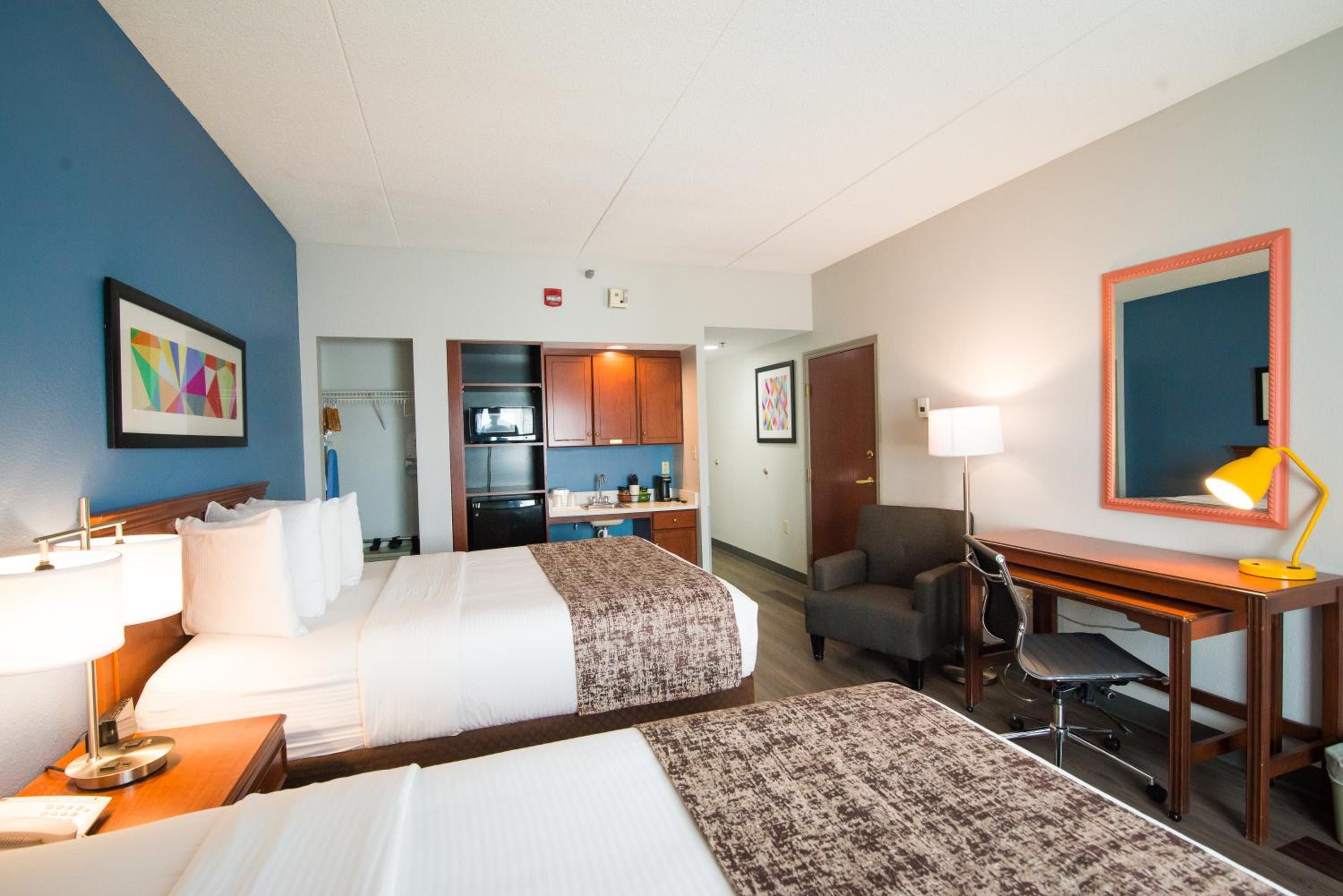 Queen Room with Two Queen Beds and Bath Tub - Disability Access - Photo 5