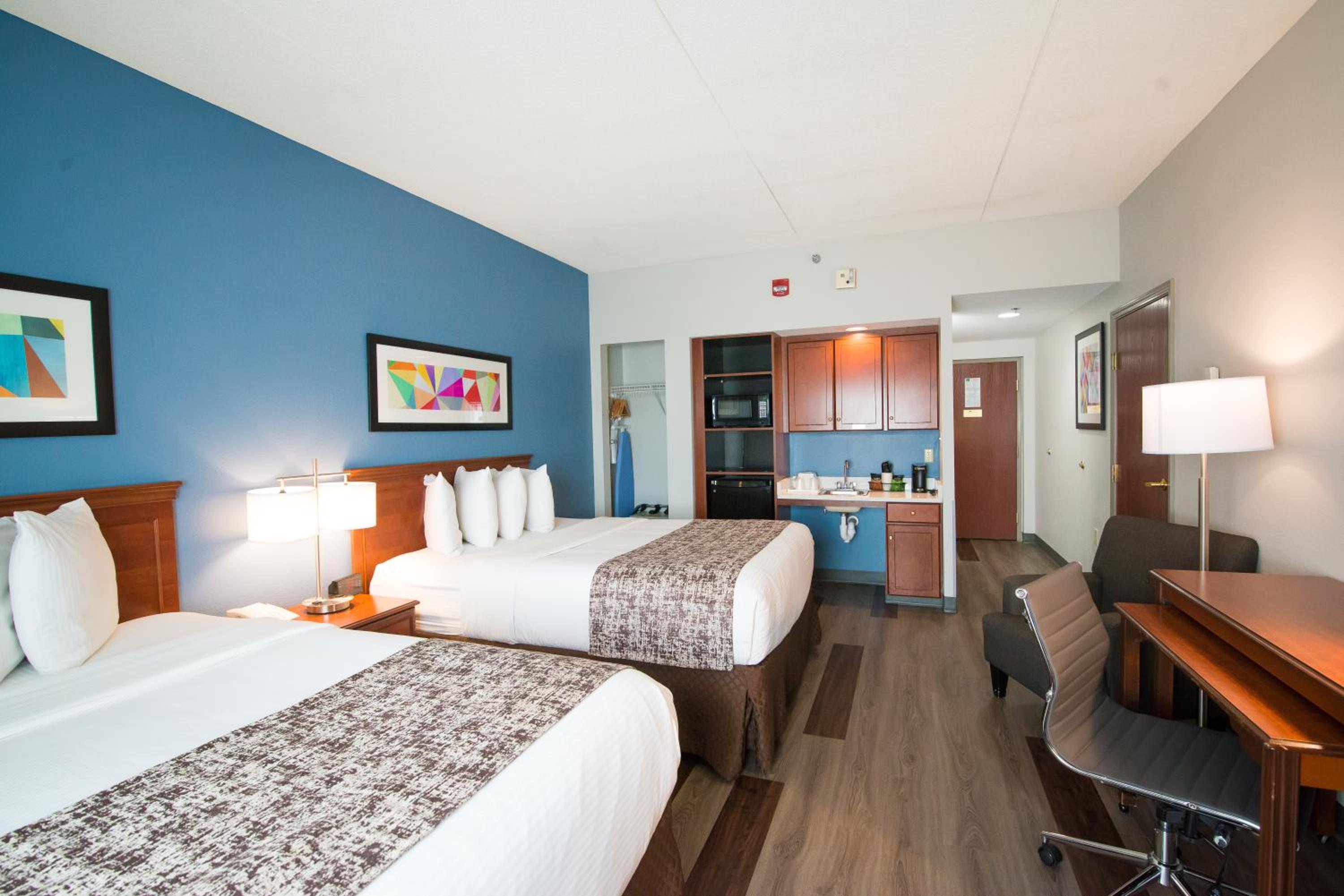 Queen Room with Two Queen Beds and Bath Tub - Disability Access - Photo 4