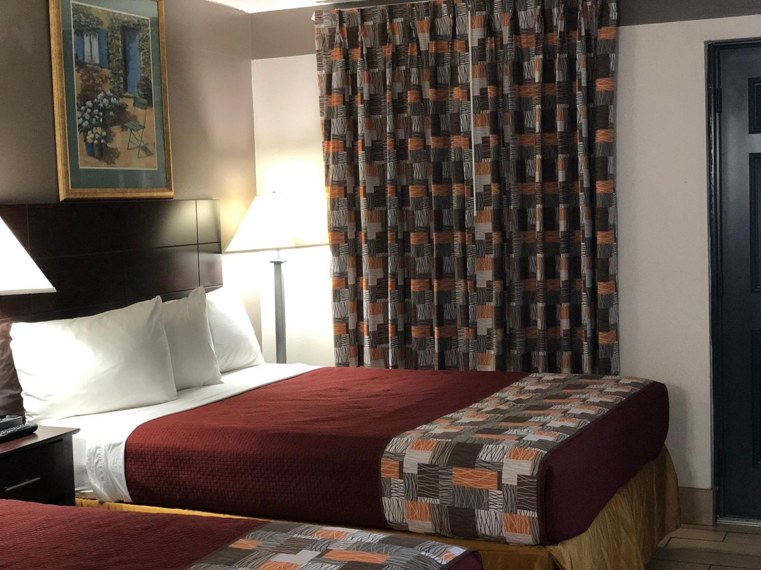 Standard Queen Room with Two Queen Beds - Pet Friendly, photo 6
