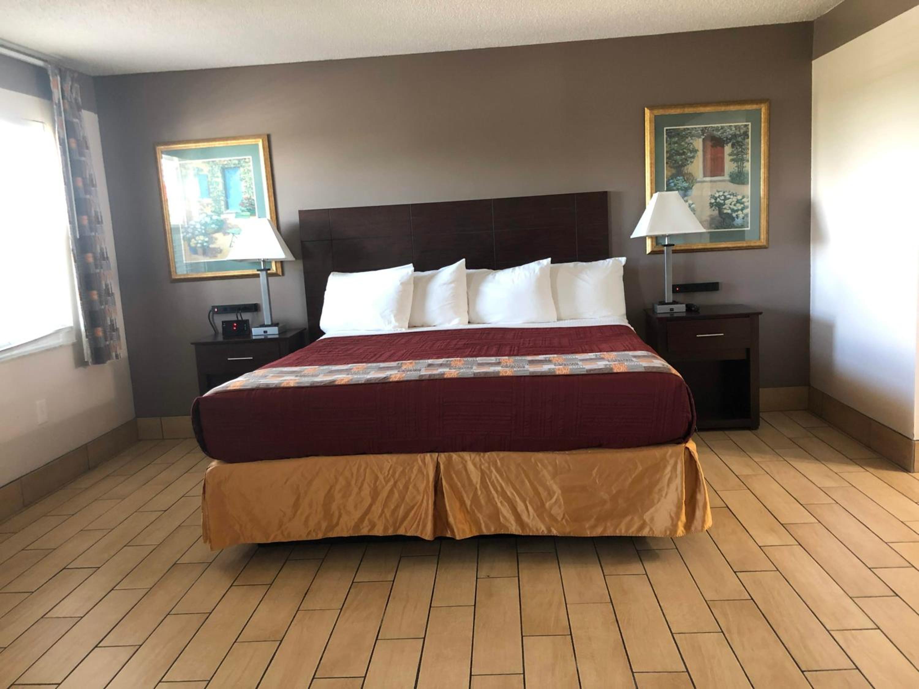 Standard King Room with King Bed-Non Smoking