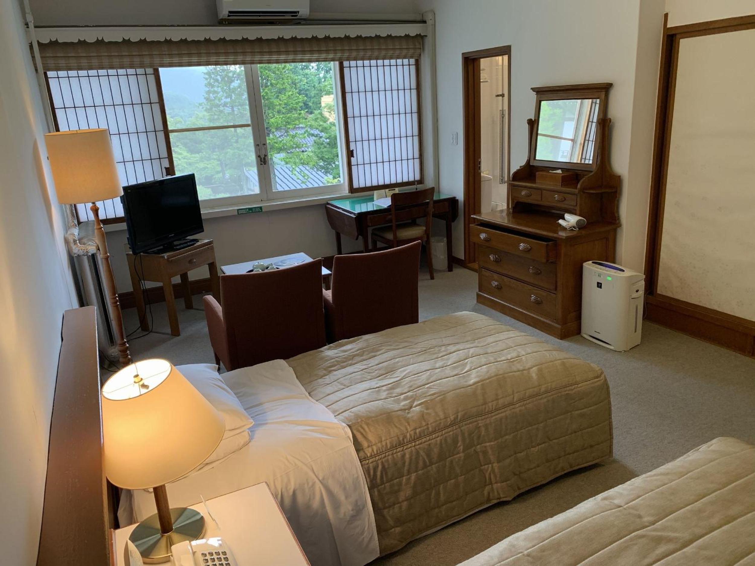Twin Room with Shower thumbnail 6