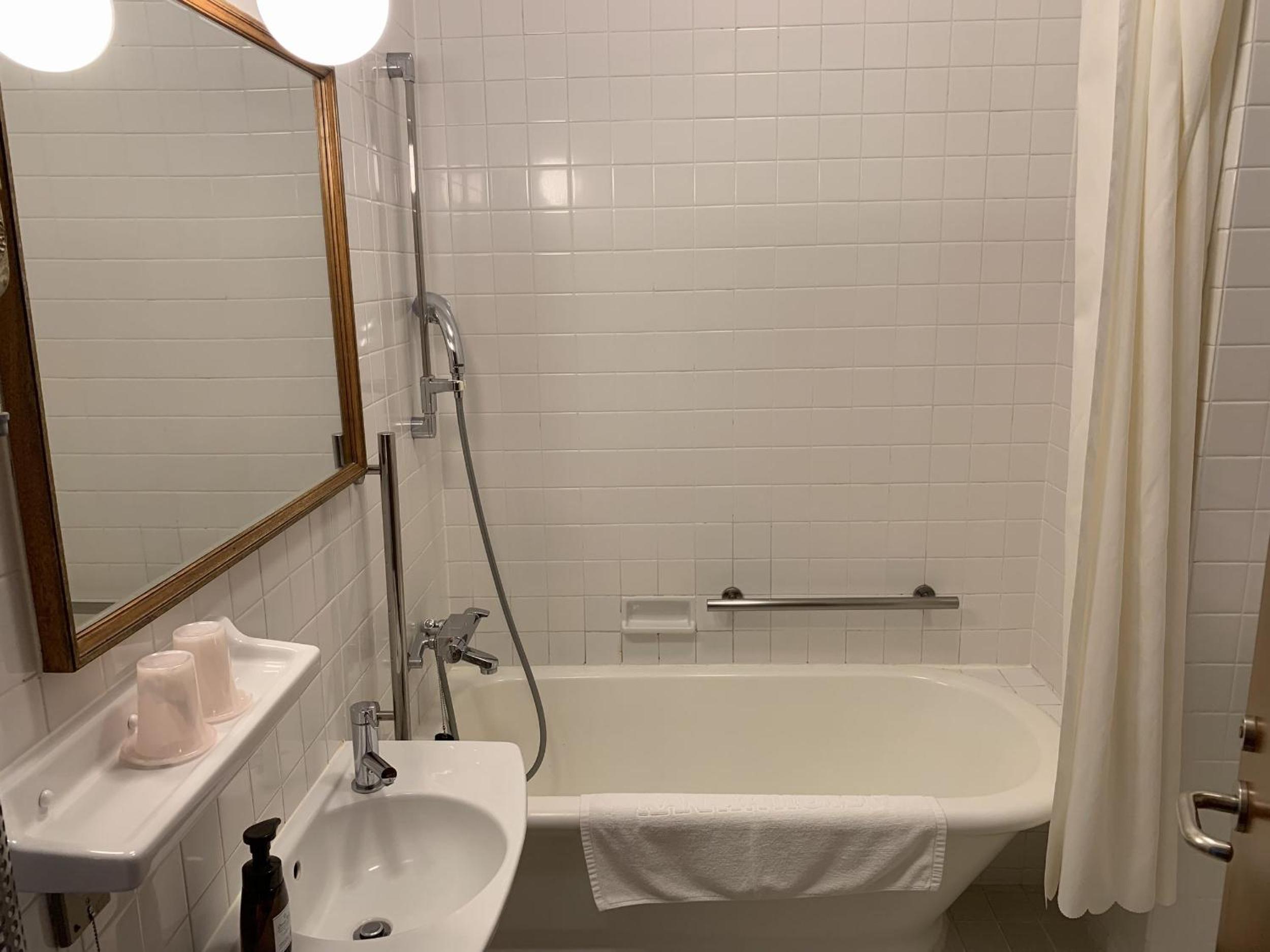 Deluxe Twin Room thumbnail 5