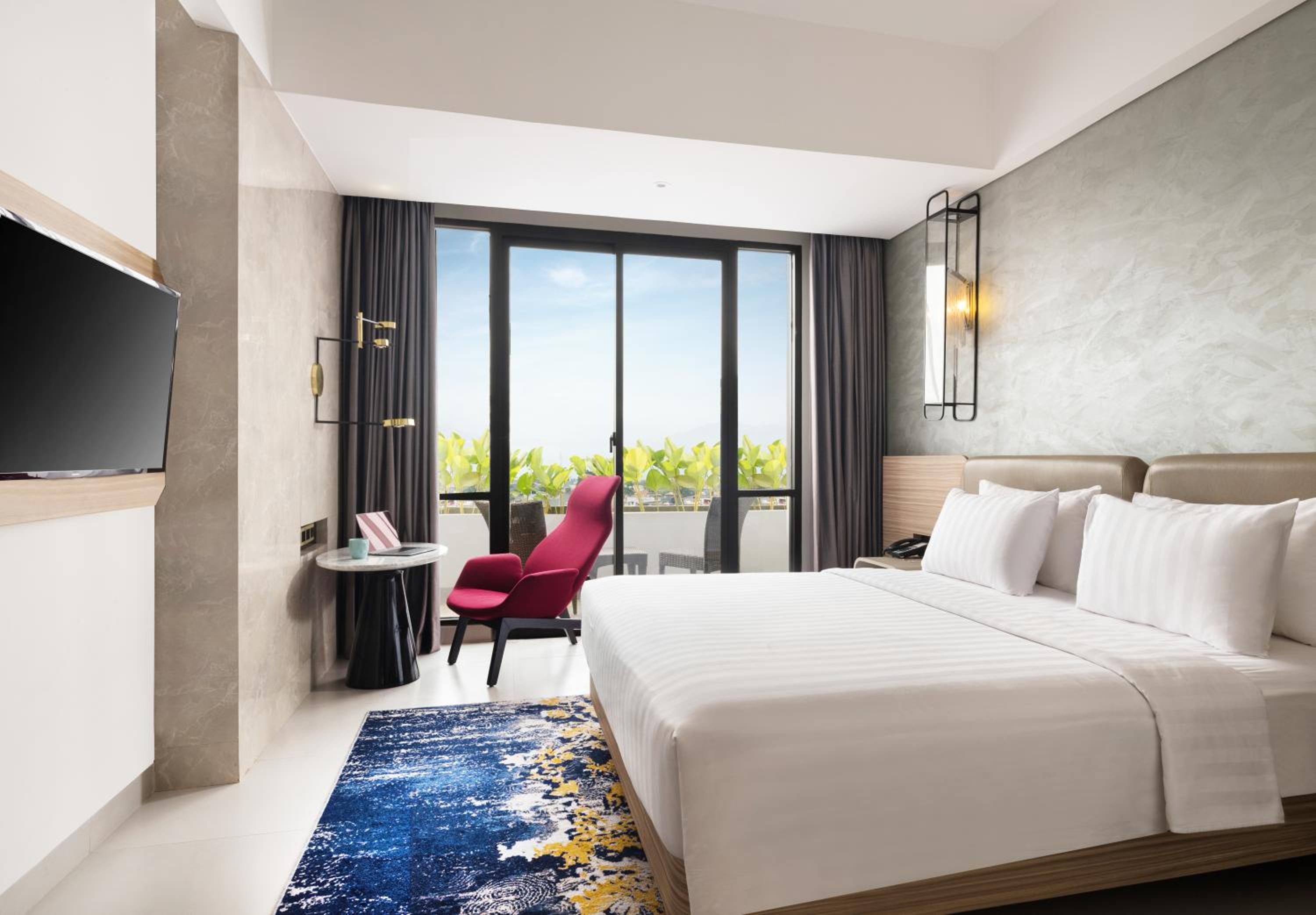 Privilege Queen Room with Balcony  photo 2