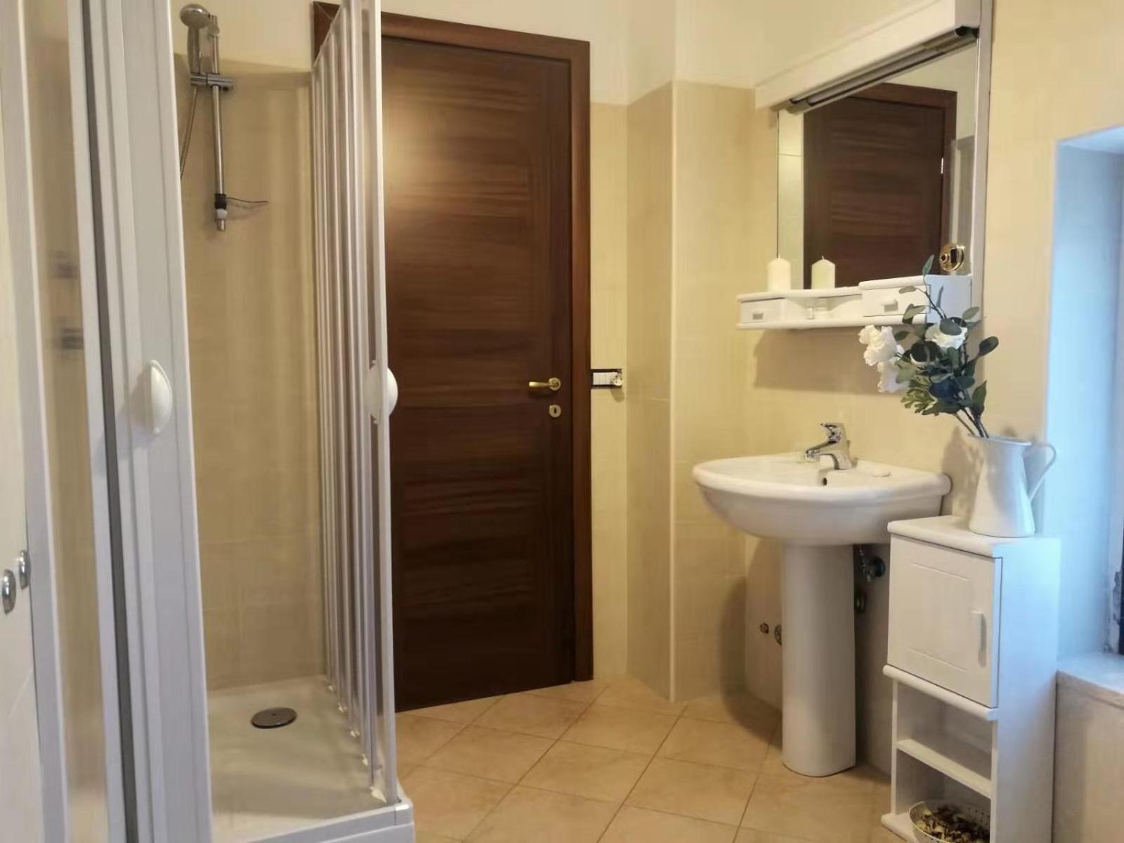 Deluxe Room (2 Adults + 1 Child) - Photo 2