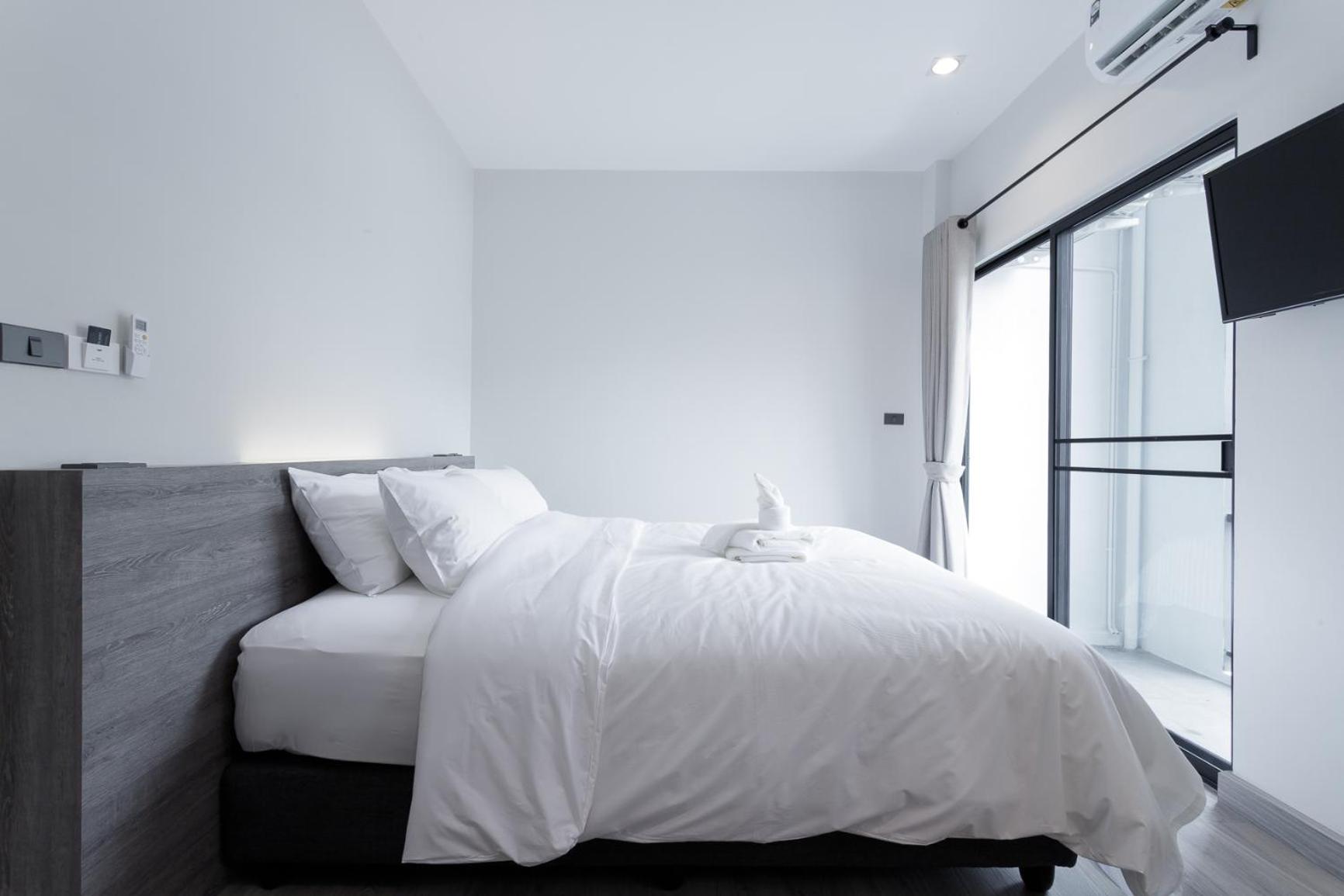 Superior King Room with Balcony - Photo 8