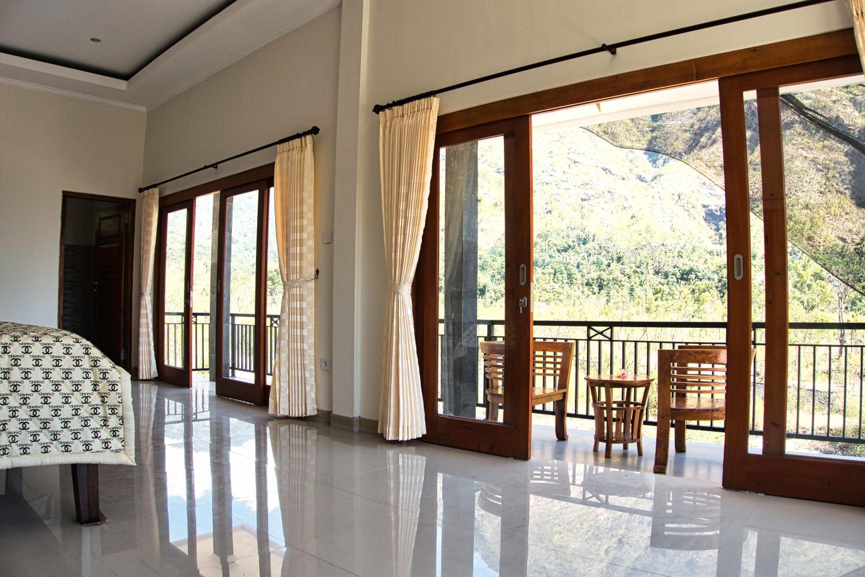 Family Room with Mountain View - Photo 6