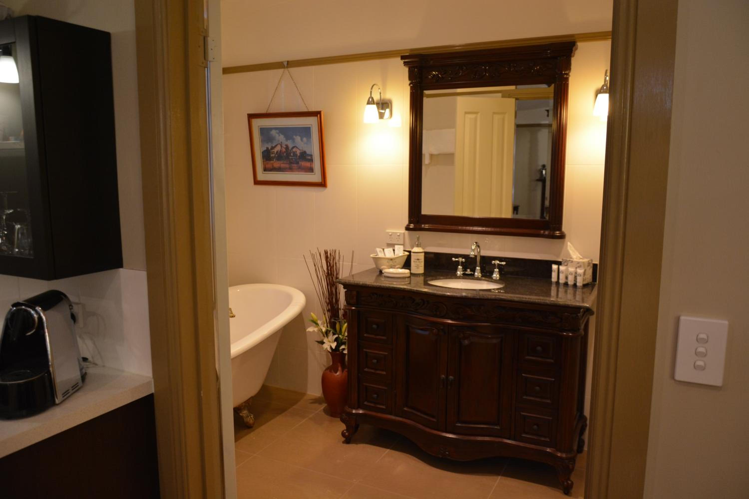Deluxe Queen Suite photo 2