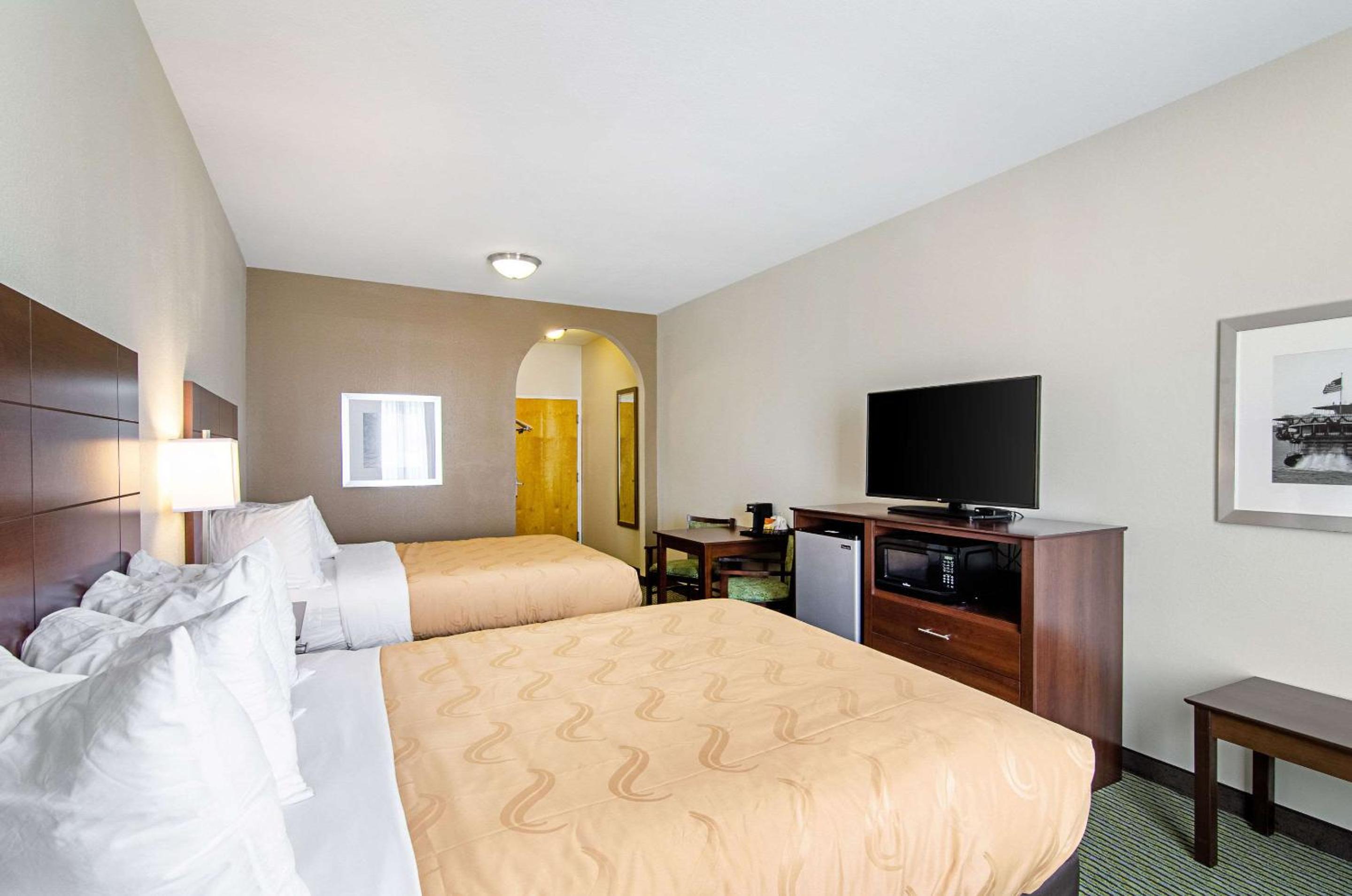 Queen Room with Two Queen Beds - Non-Smoking photo 1