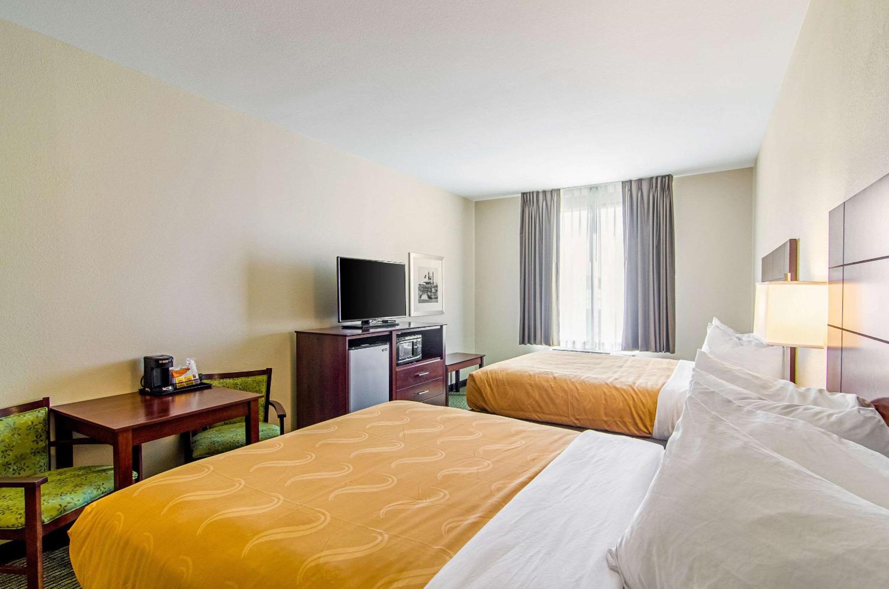 Queen Room with Two Queen Beds - Non-Smoking photo 2