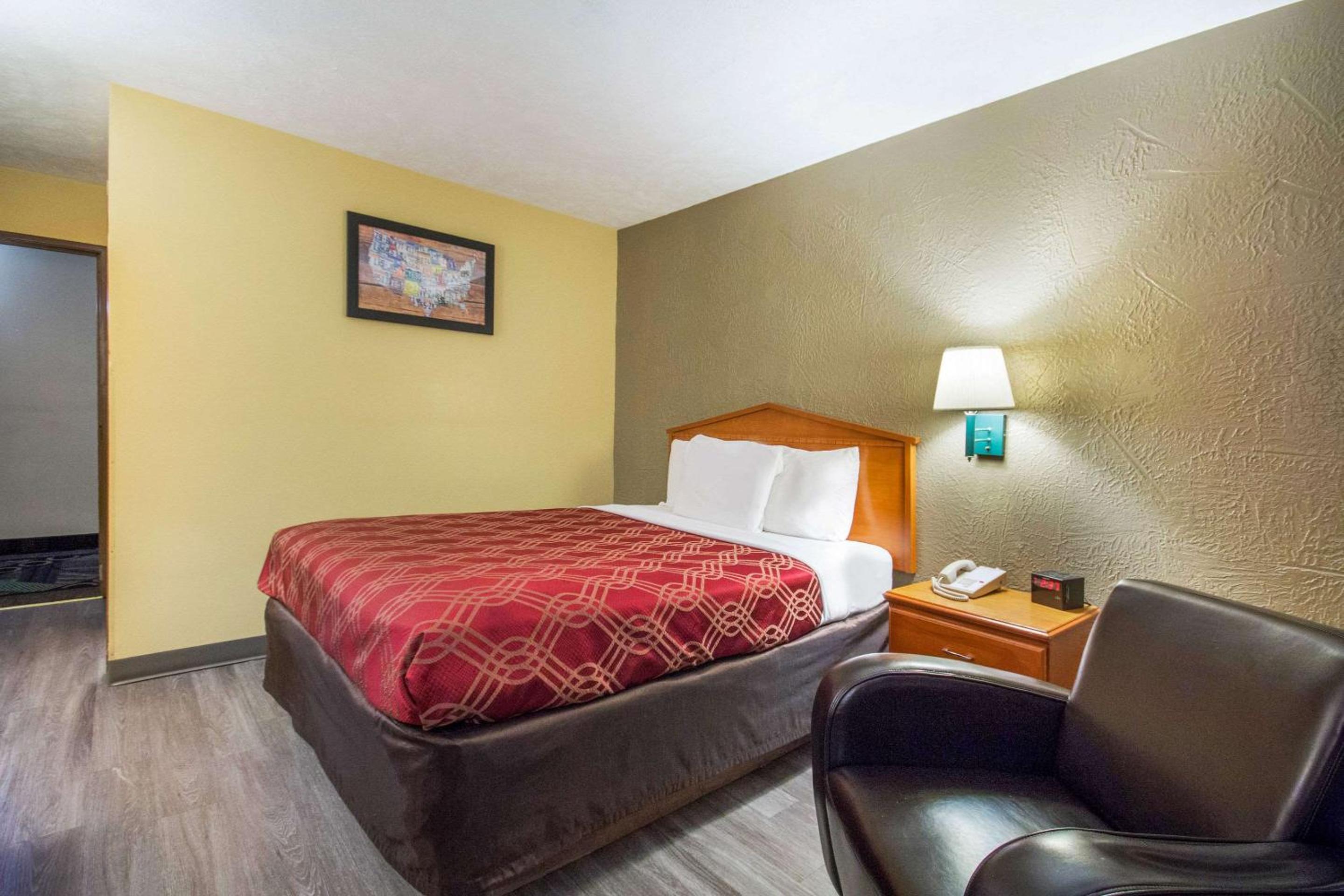 Queen Room - Non-Smoking - Photo 1
