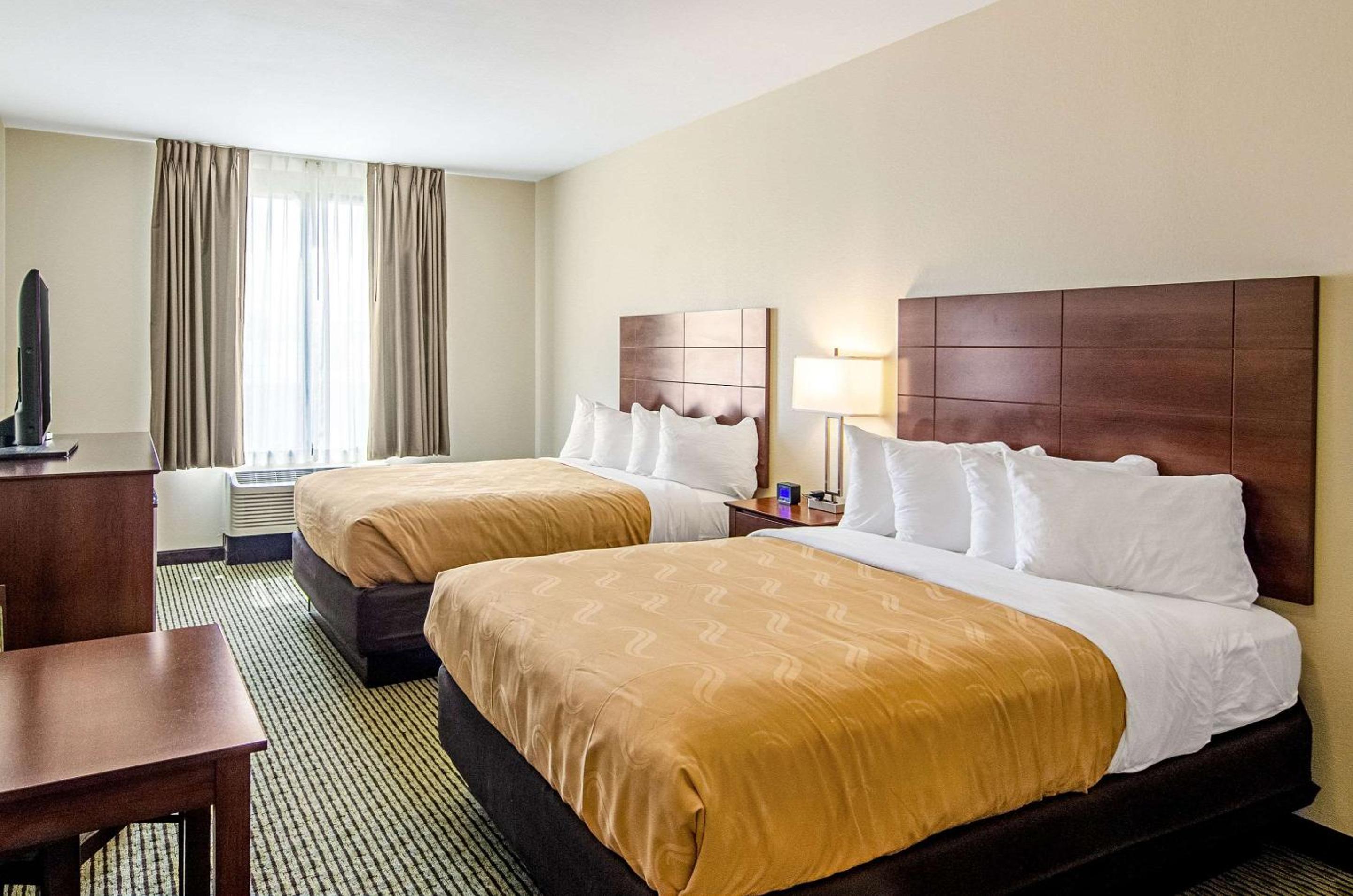 Queen Room with Two Queen Beds - Non-Smoking photo 3