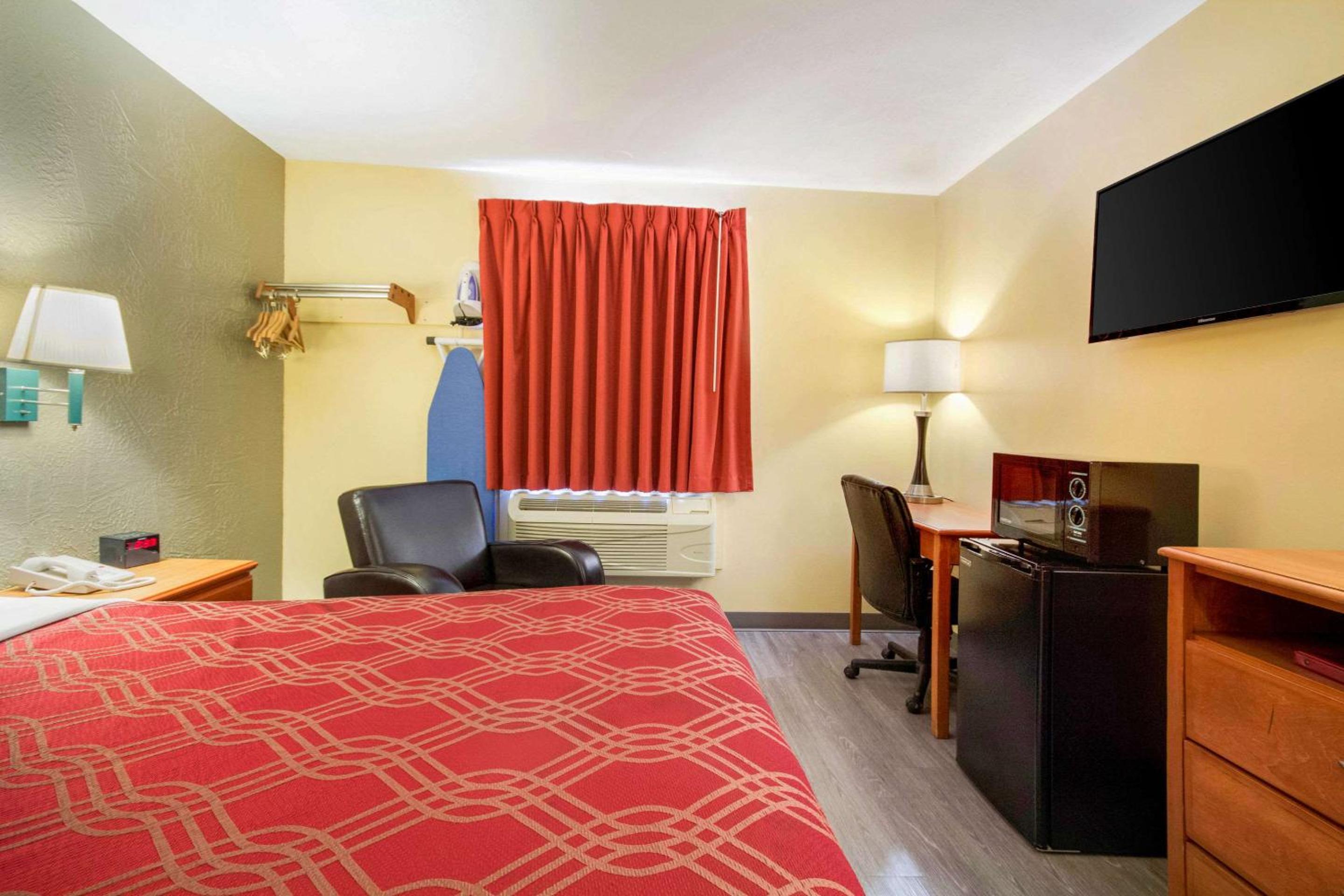 Queen Room - Non-Smoking - Photo 3