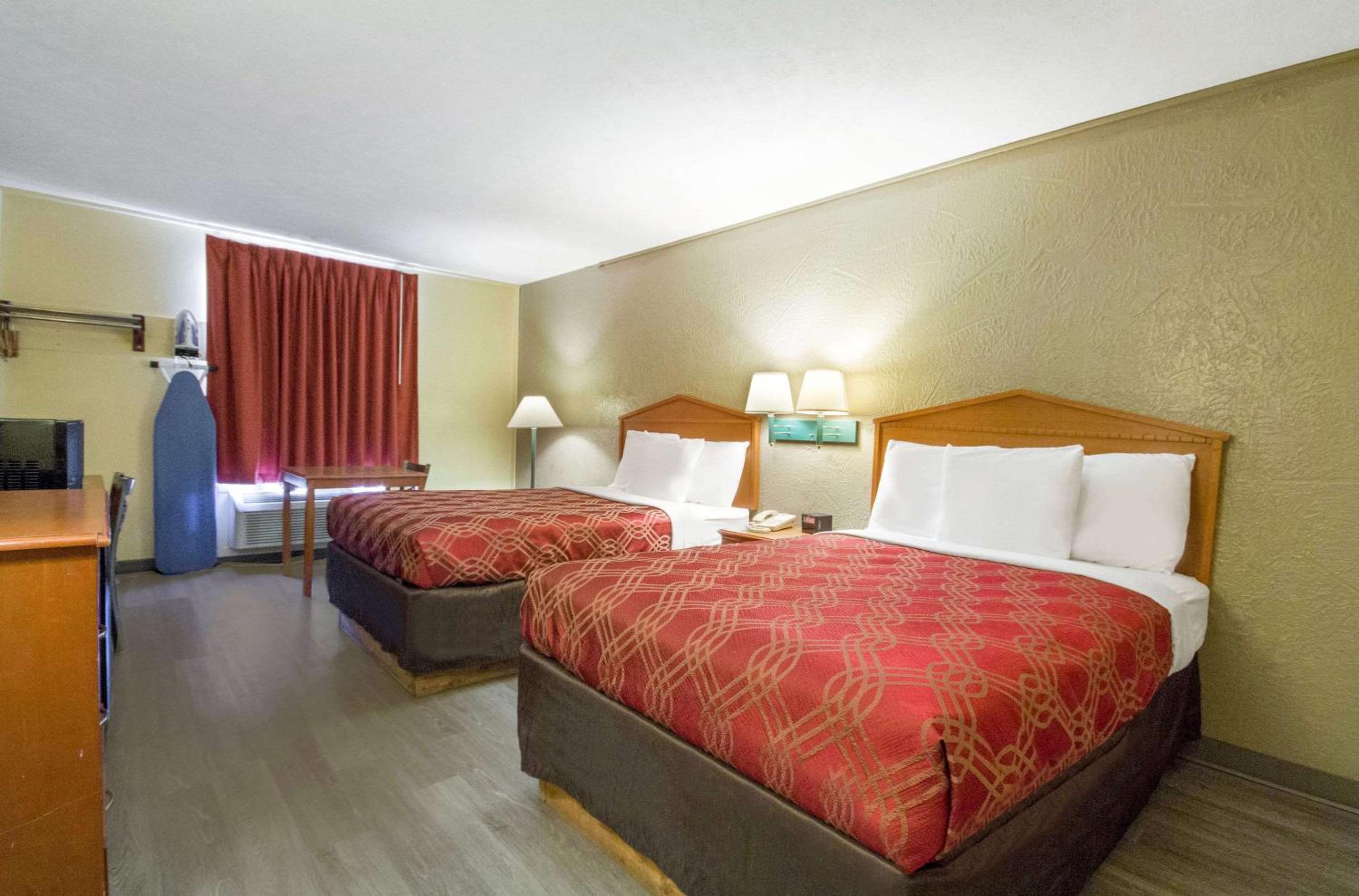 Queen Room with Two Queen Beds - Non-Smoking - Photo 3