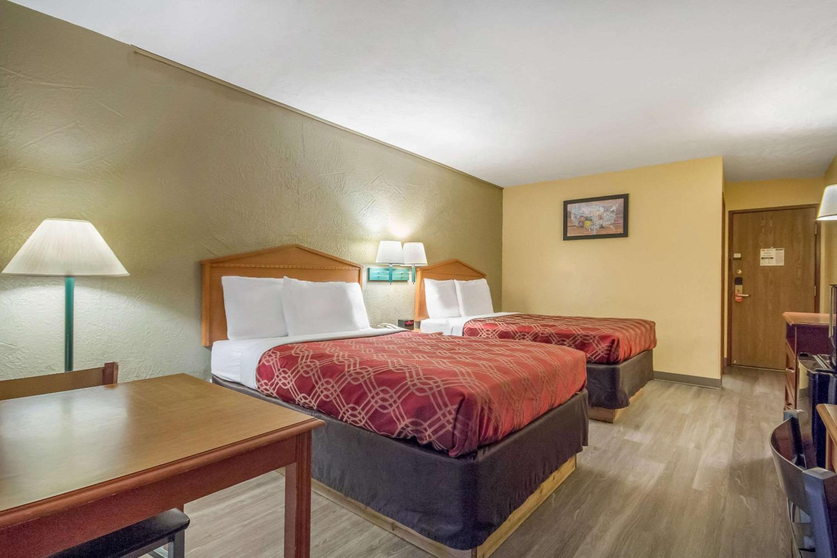 Queen Room with Two Queen Beds - Non-Smoking - Photo 2