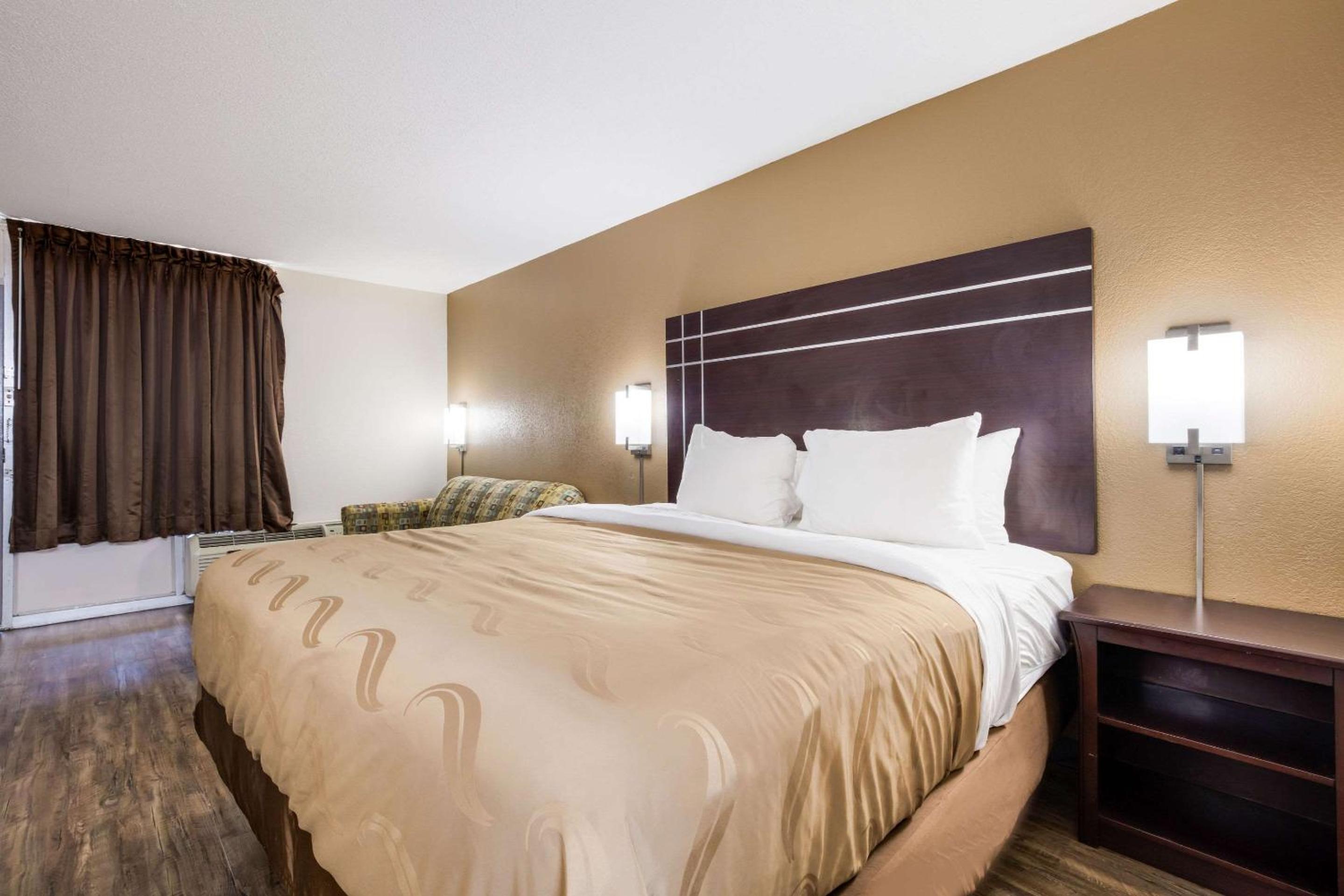 King Room - Non-Smoking - Photo 2