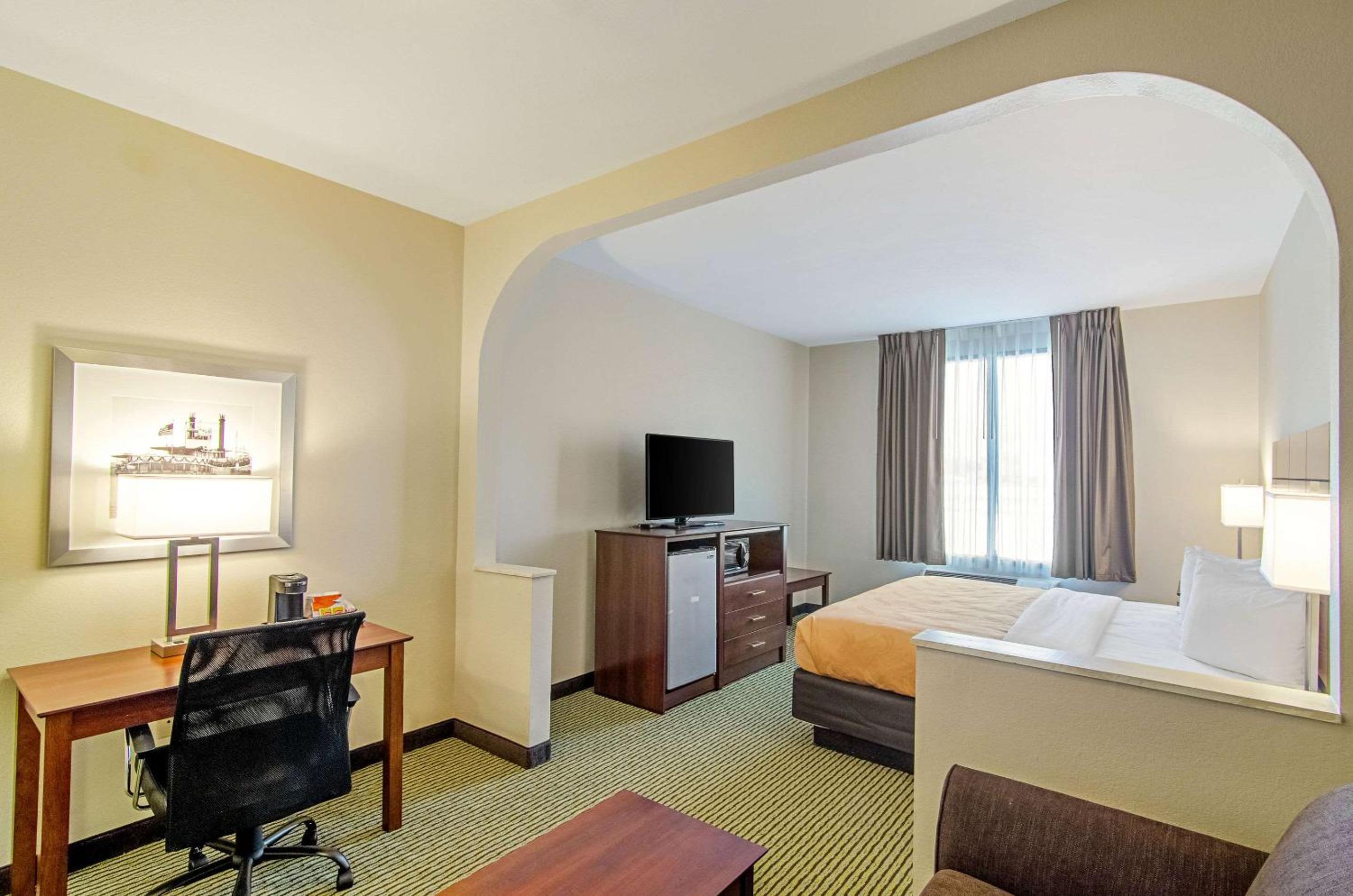 King Suite with Sofa Bed - Non-Smoking photo 3