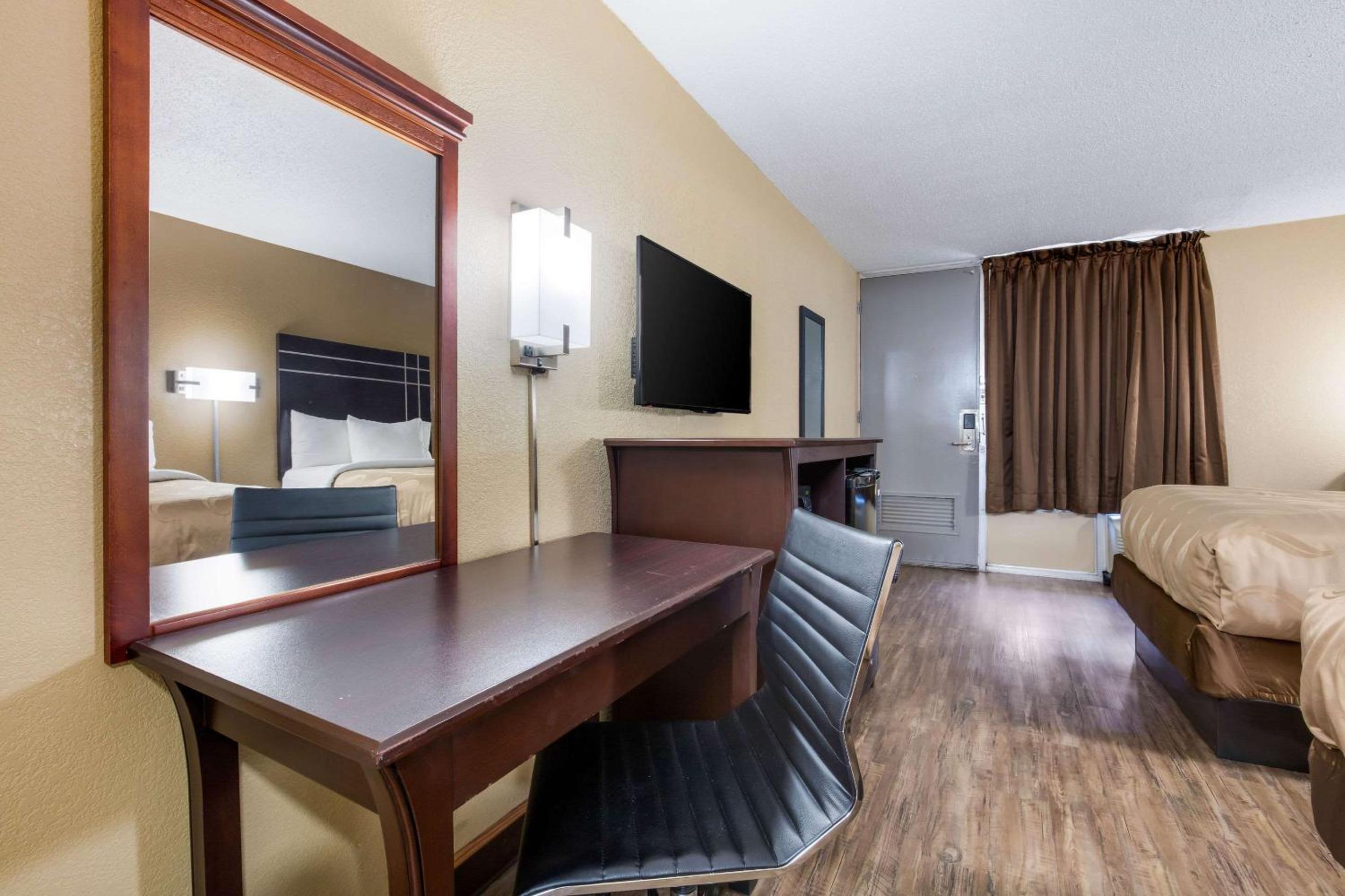 Double Room with Two Double Beds - Non-Smoking - Photo 2