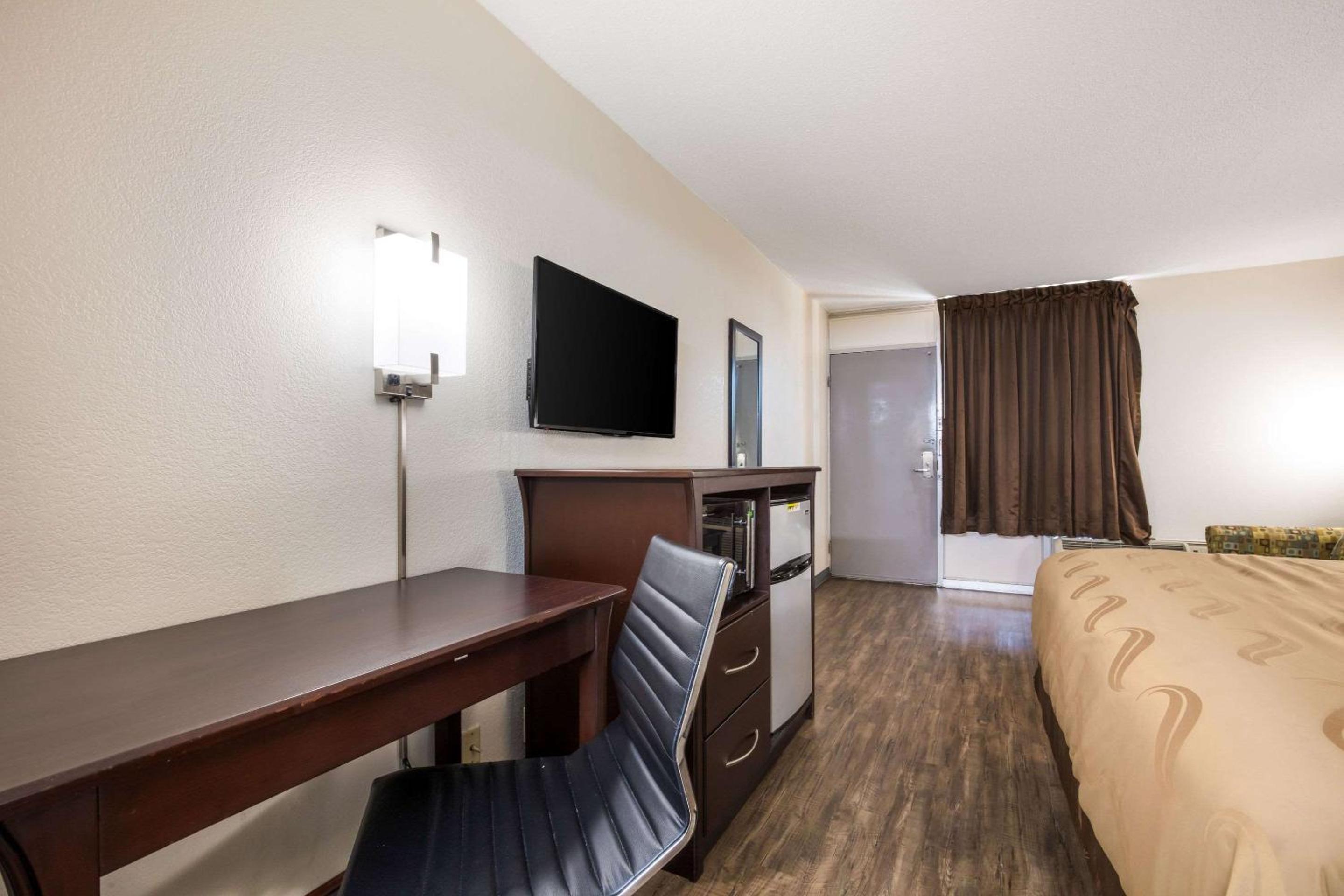 King Room - Non-Smoking - Photo 4